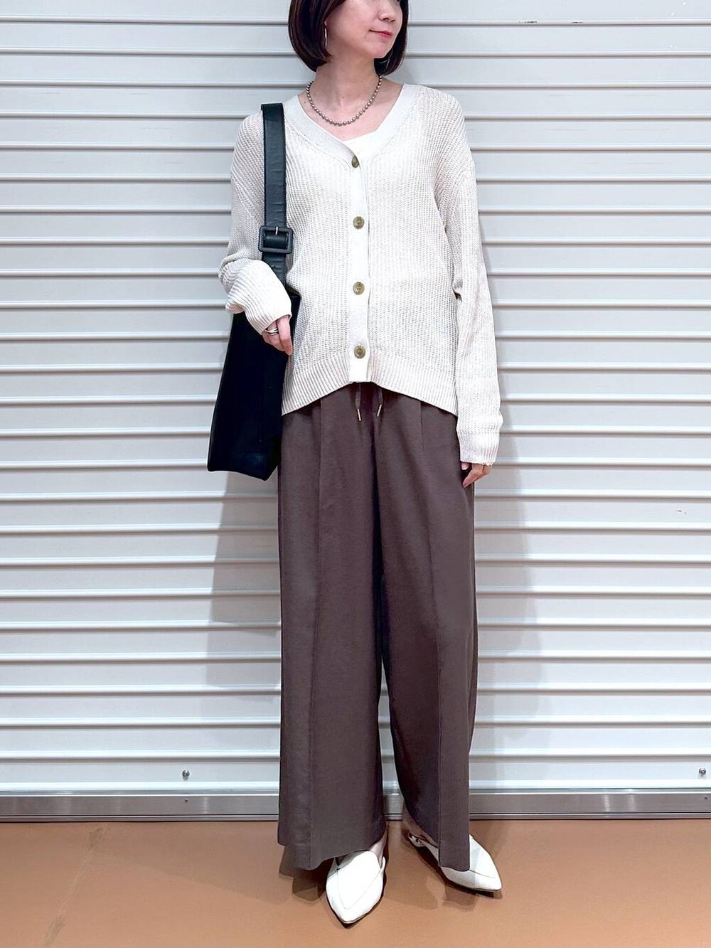 ブラウン系のその他パンツ、ブラウン系のその他パンツ、ブラック系のハンドバッグを着用したレディースの春コーディネートの6枚目の写真