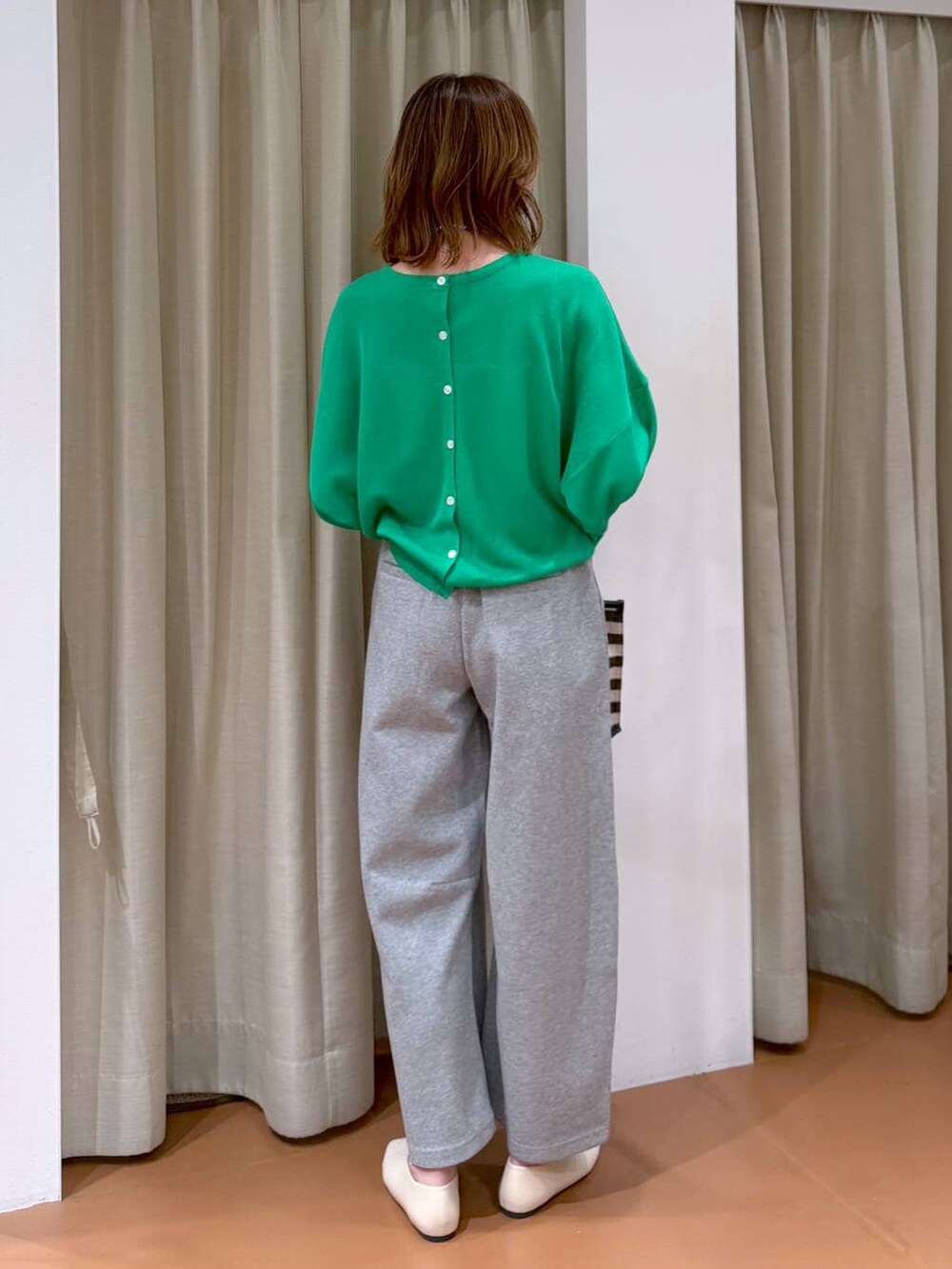 ホワイト系のパンプス、グレー系のスウェットパンツ、ブラック系のトートバッグを着用したレディースの春コーディネートの4枚目の写真