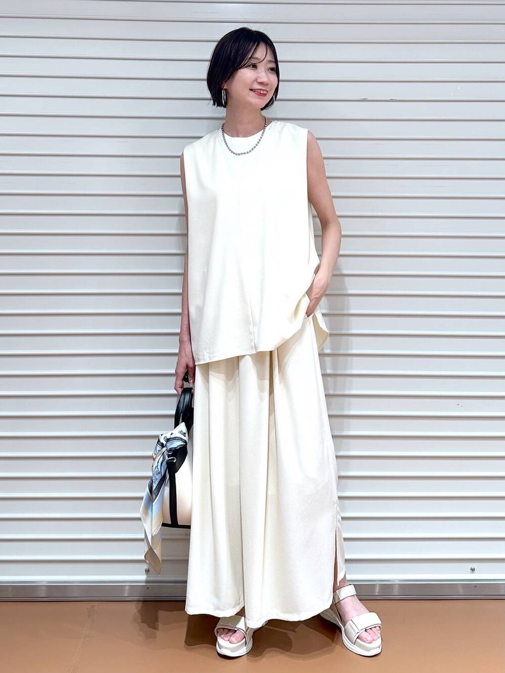 ホワイト系のシャツ/ブラウス、ホワイト系のサンダル、ホワイト系のその他パンツを着用したレディースの夏コーディネートの2枚目の写真