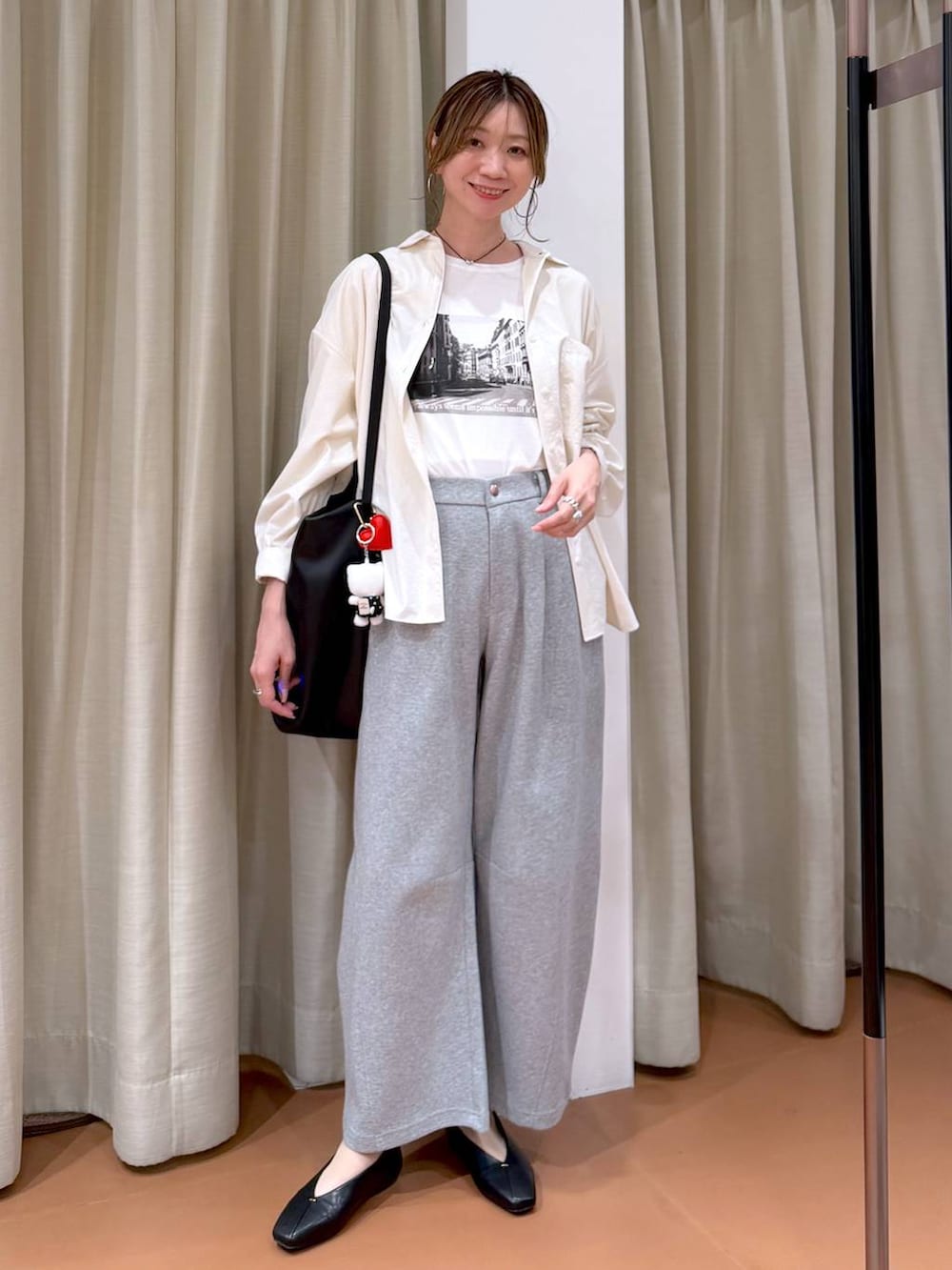 ブラック系のパンプス、グレー系のスウェットパンツ、ブラック系のトートバッグを着用したレディースの春コーディネートの2枚目の写真