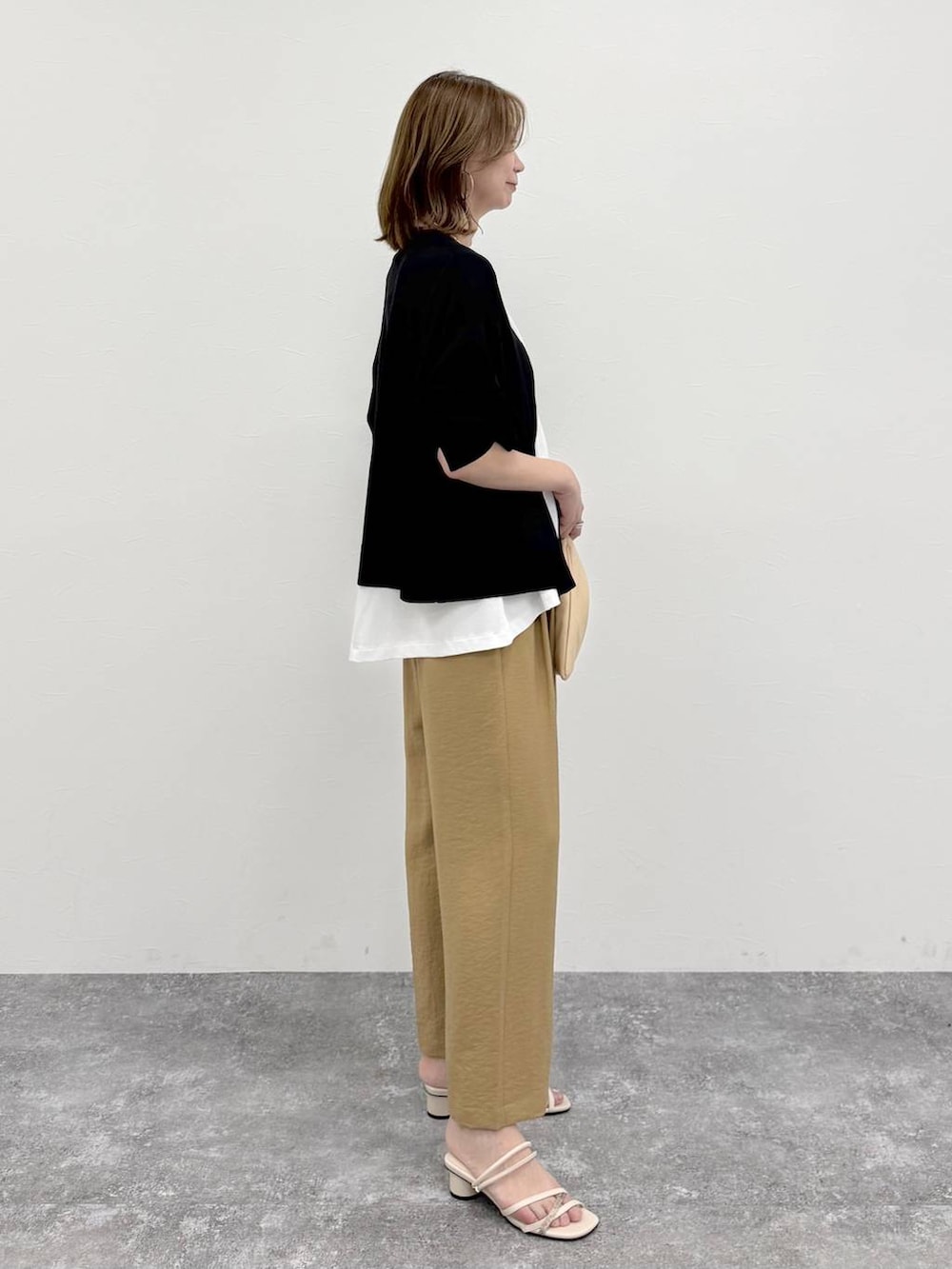 ベージュ系のその他パンツ、ブラック系のカーディガン/ボレロ、ホワイト系のTシャツ/カットソーを着用したレディースの春コーディネートの5枚目の写真