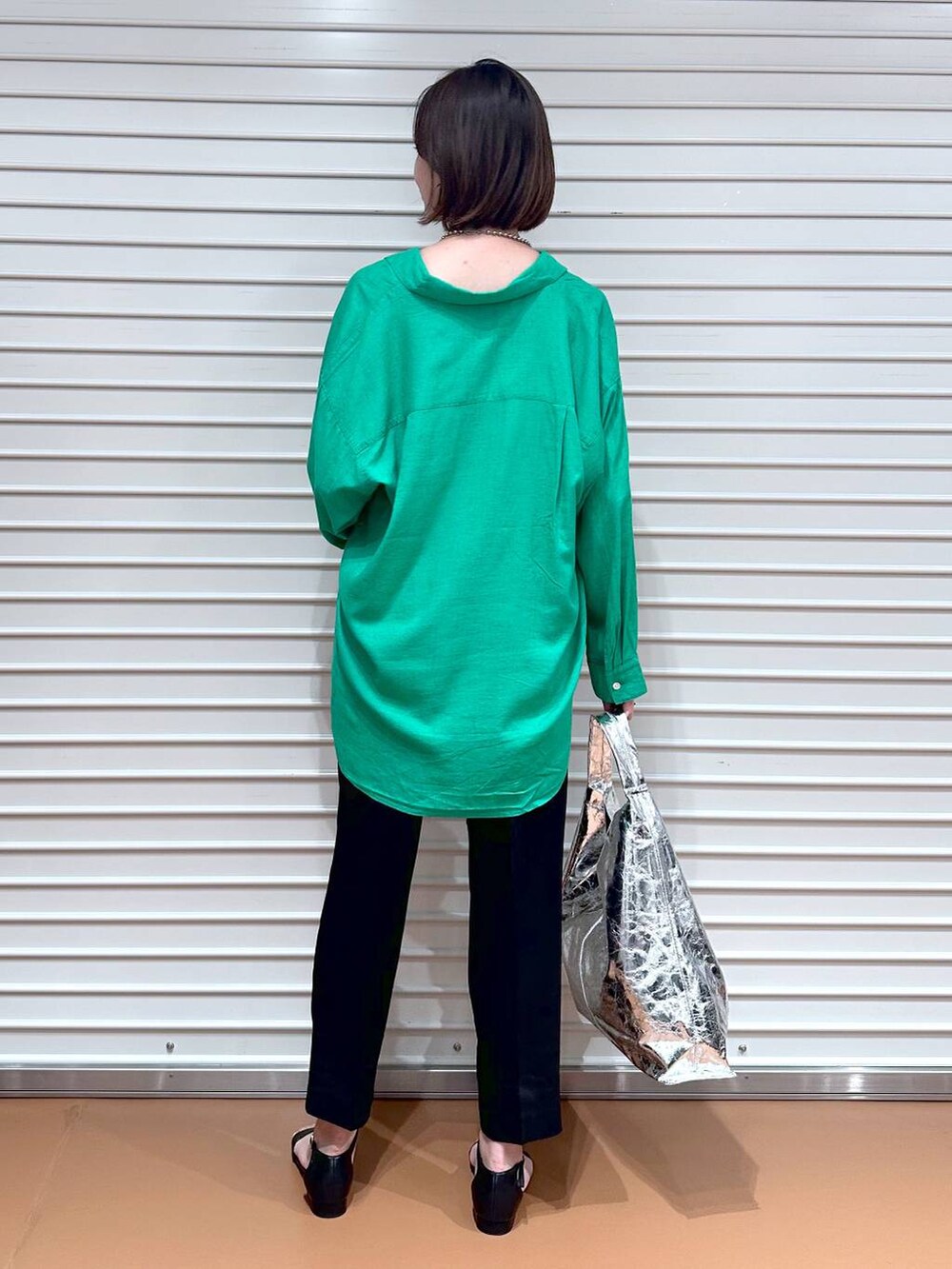 ブラック系のキャミソール、ブラック系のその他パンツ、ブラック系のその他パンツを着用したレディースの夏コーディネートの4枚目の写真