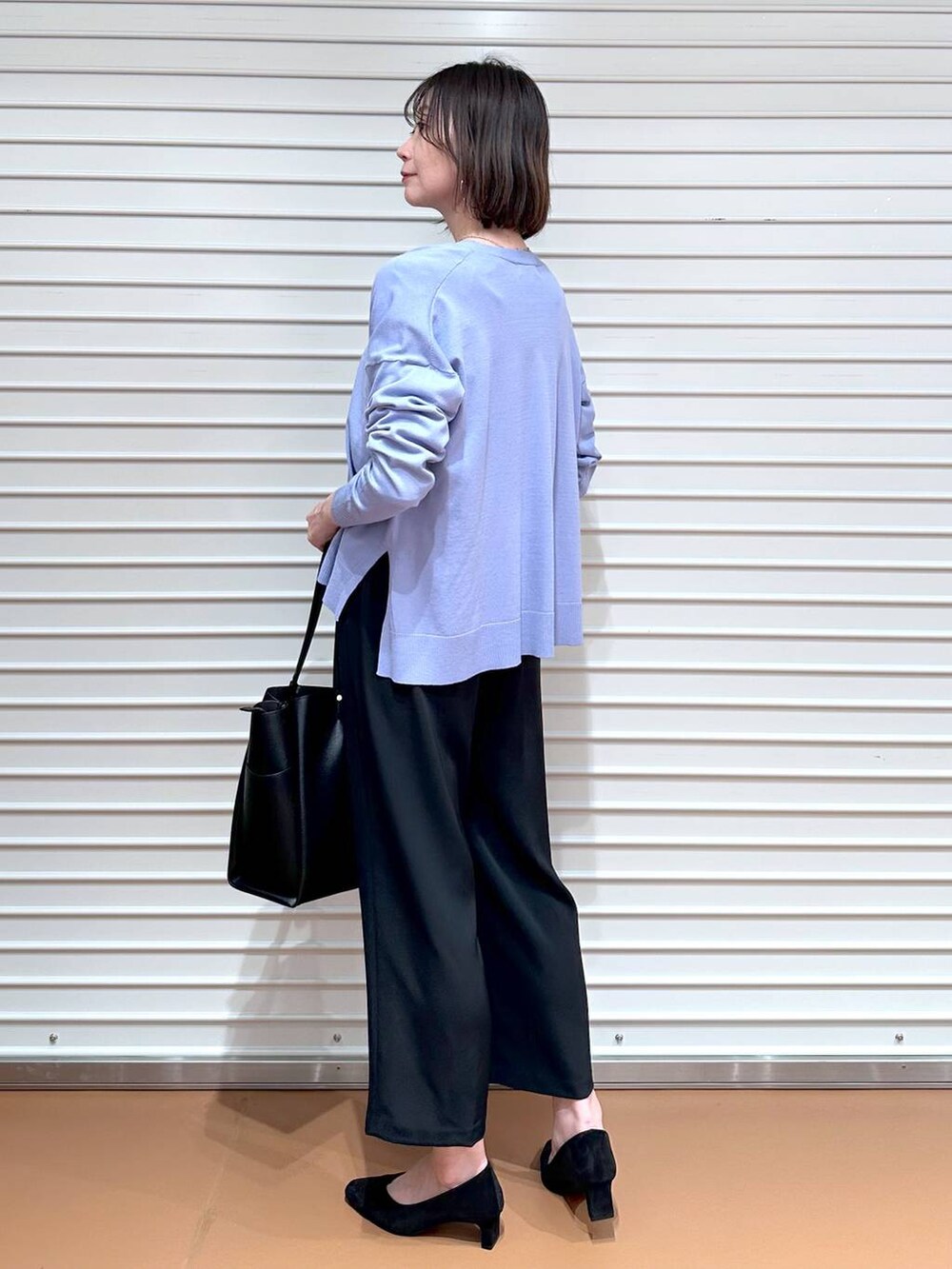 ブラック系のトートバッグ、ブルー系のその他パンツ、ブルー系のその他パンツを着用したレディースの春コーディネートの6枚目の写真