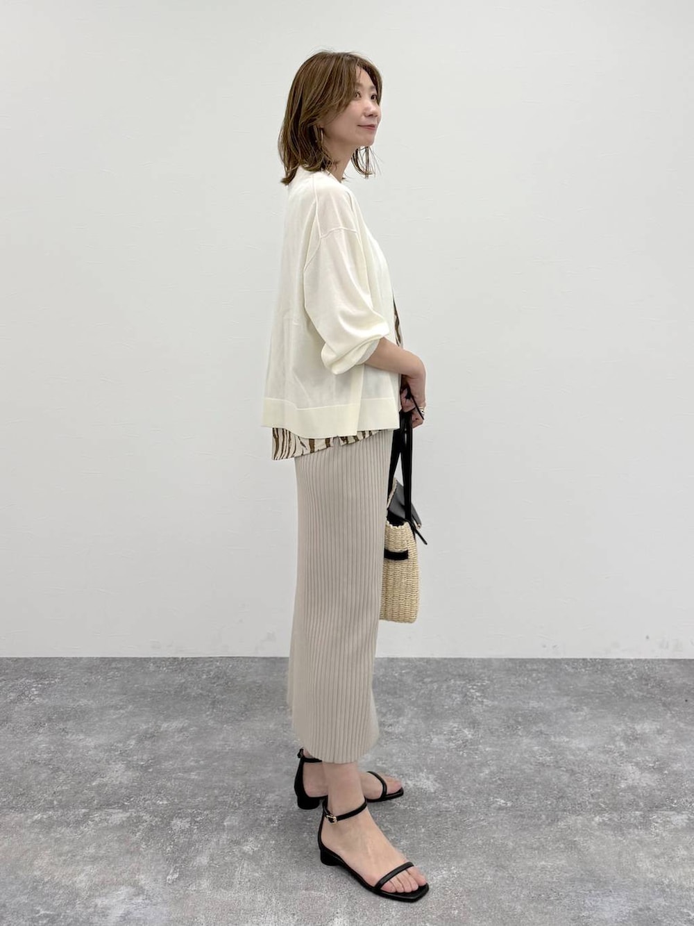 その他のシャツ/ブラウス、ベージュ系のスカート、ホワイト系のカーディガン/ボレロを着用したレディースの春コーディネートの5枚目の写真