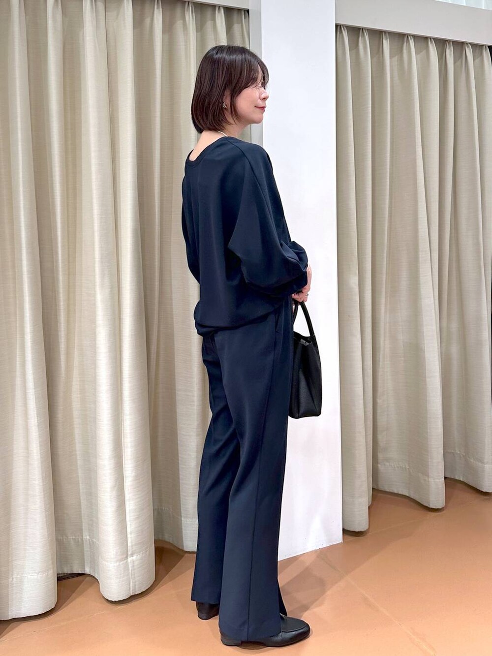 「高見え、フェミニン、きれいめ、Elura、休日コーデ、春コーデ、高身長、体型カバー、ゆったり、着痩せ・細見え、Over40スタッフ、大人カジュアル、セットアップ、ブラウス」｜「Eluraのビットローファー／242050（ローファー、ブラック系）」を使った、nami(Elura/ヤエチカ）さん（レディース・169cm）の冬コーディネートの5枚目の写真