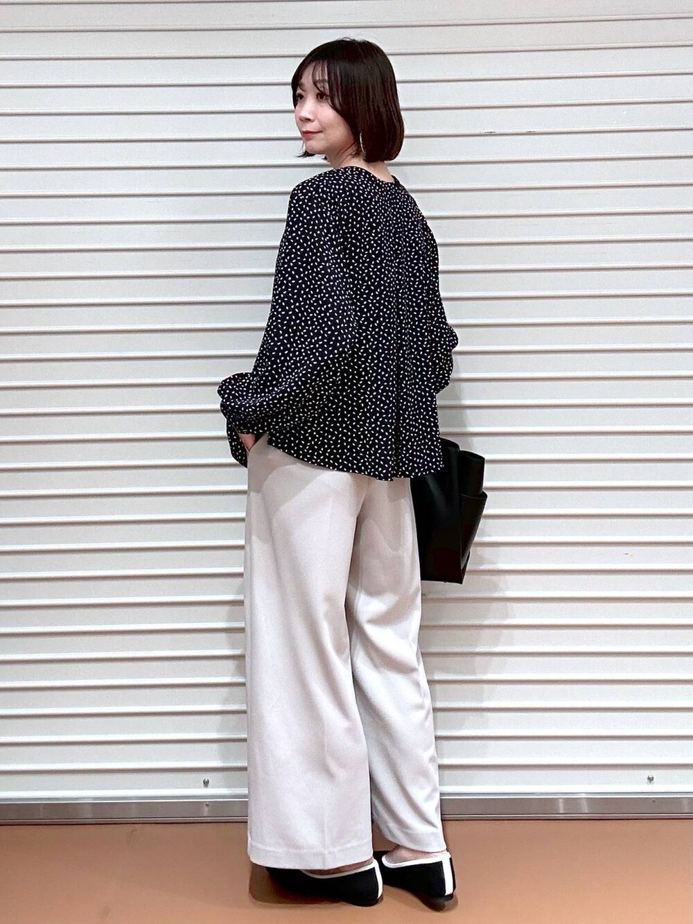 ブラック系のパンプス、ブラック系のトートバッグ、ベージュ系のその他パンツを着用したレディースの春コーディネートの5枚目の写真