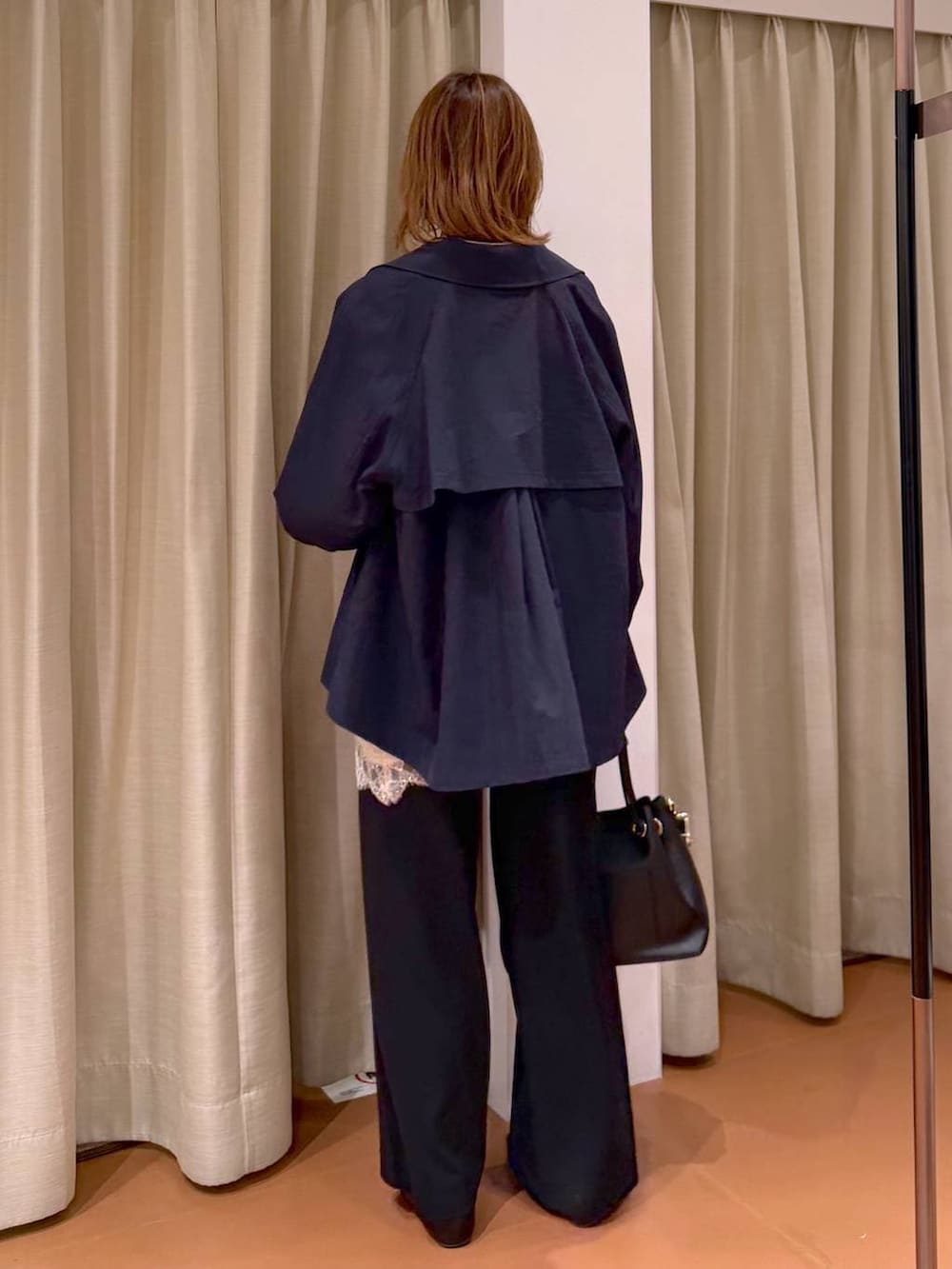 ブラック系のその他パンツ、ブラック系のパンプス、ホワイト系のキャミソールを着用したレディースの春コーディネートの4枚目の写真