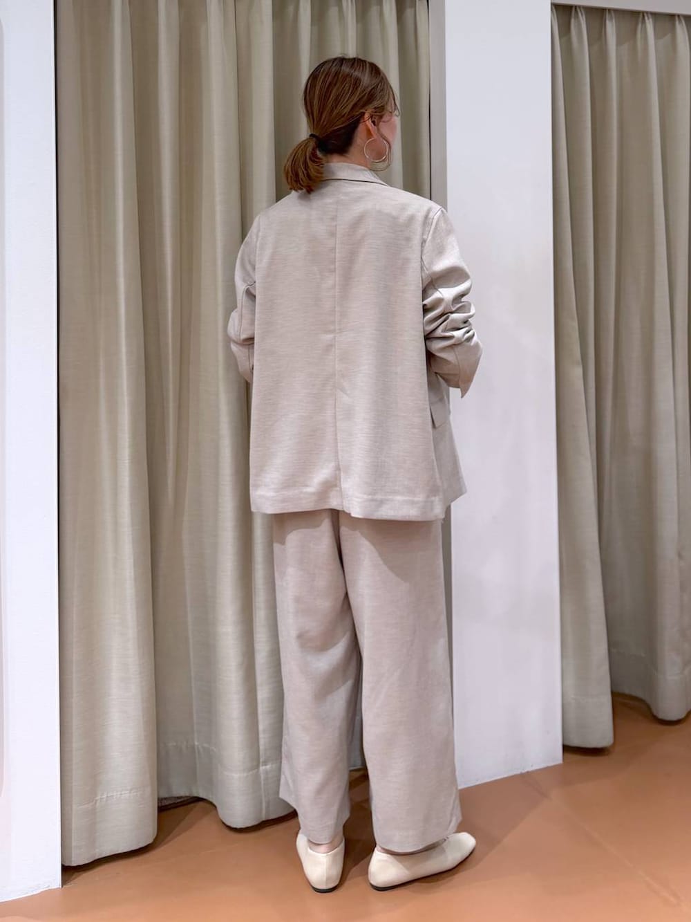 ホワイト系のパンプス、ホワイト系のハンドバッグ、ピンク系のシャツ/ブラウスを着用したレディースの春コーディネートの4枚目の写真