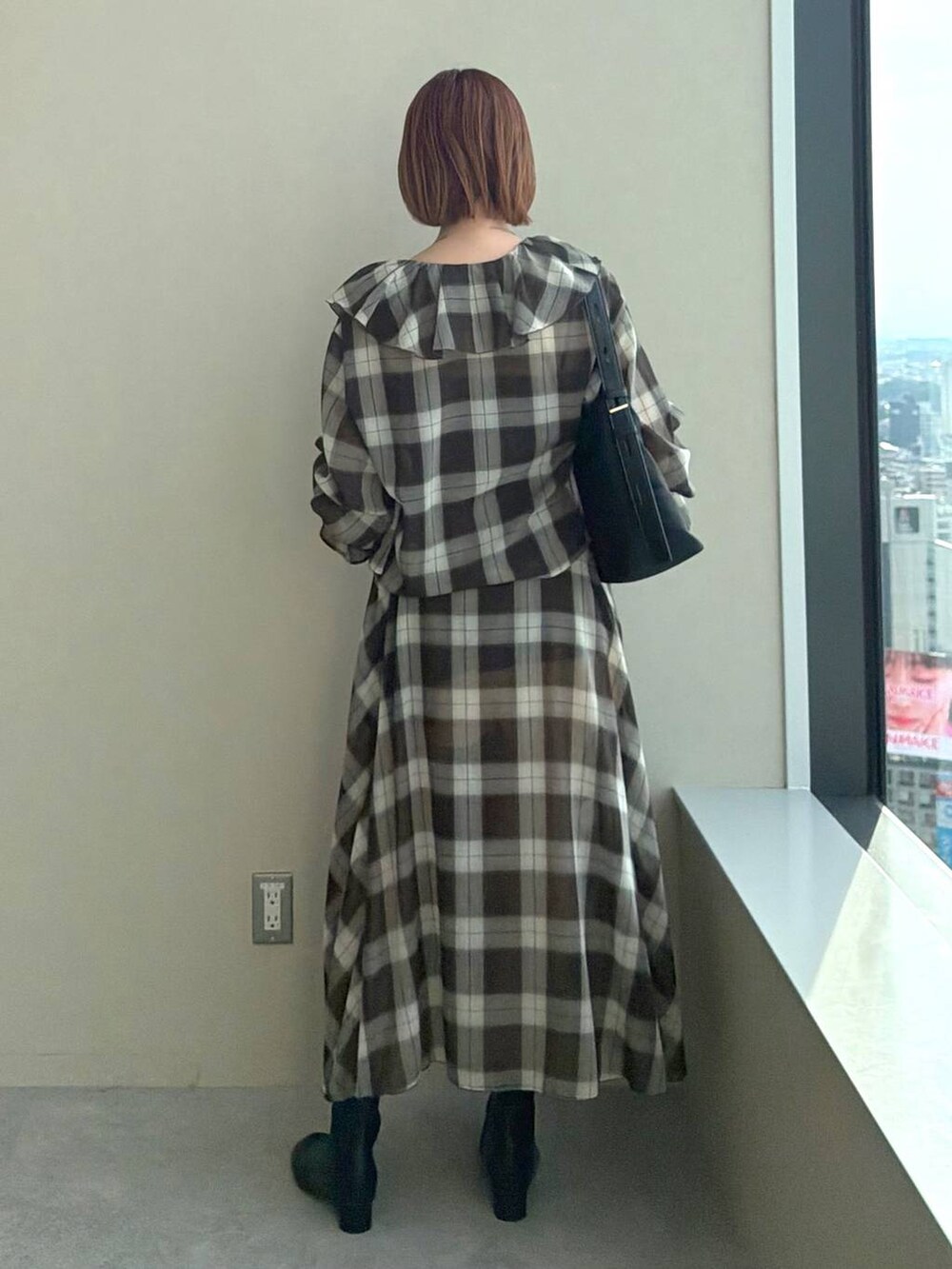 ブラウン系のスカート、ブラウン系のシャツ/ブラウス、ブラック系のショルダーバッグを着用したレディースの夏コーディネートの3枚目の写真