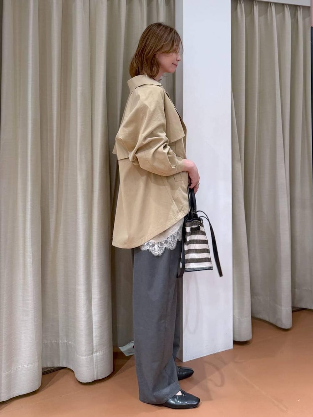 ブラック系のパンプス、ホワイト系のキャミソール、ブラック系のトートバッグを着用したレディースの春コーディネートの5枚目の写真