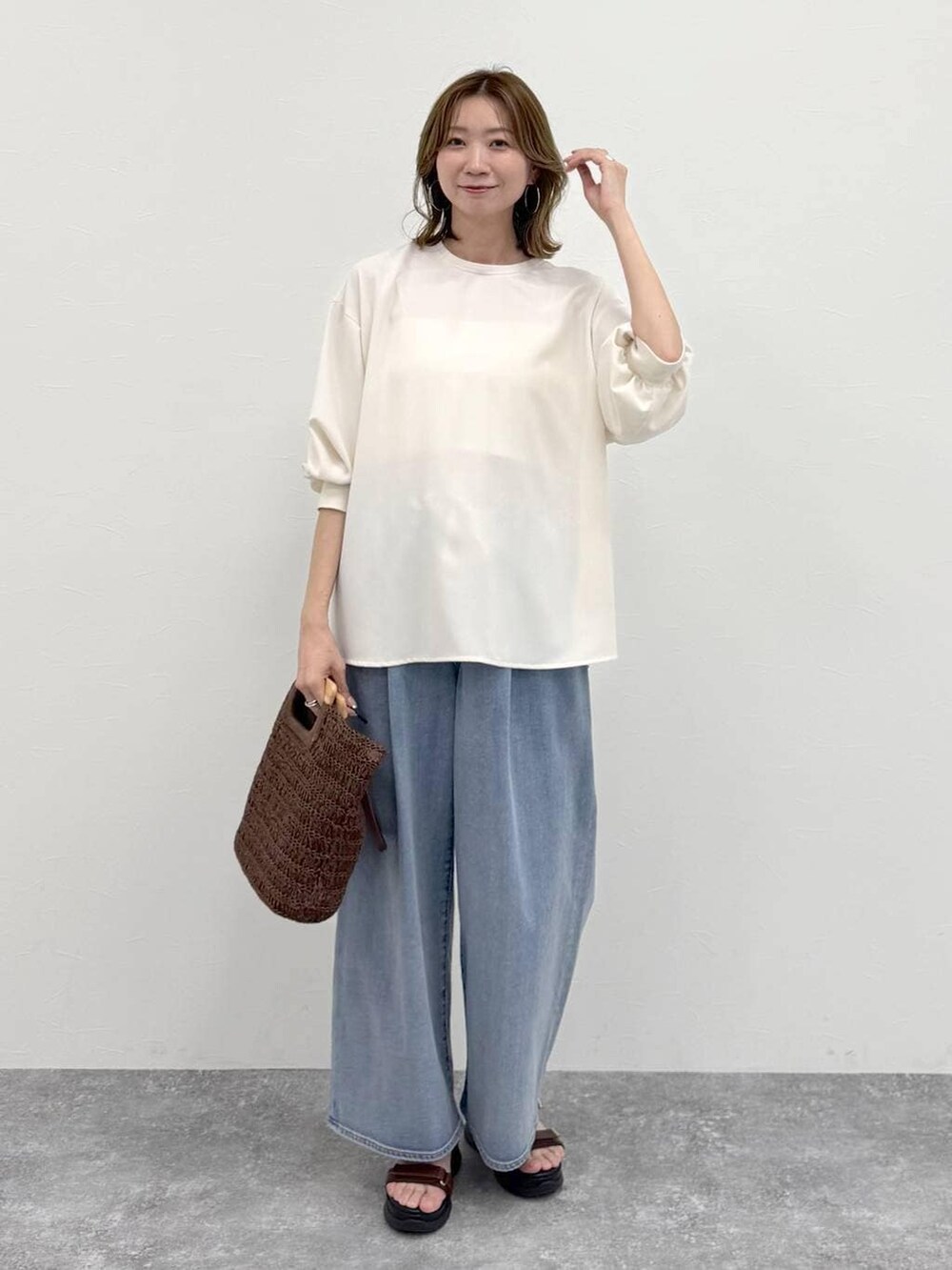 ブルー系のデニムパンツ、ホワイト系のシャツ/ブラウスを着用したレディースの春コーディネートの2枚目の写真