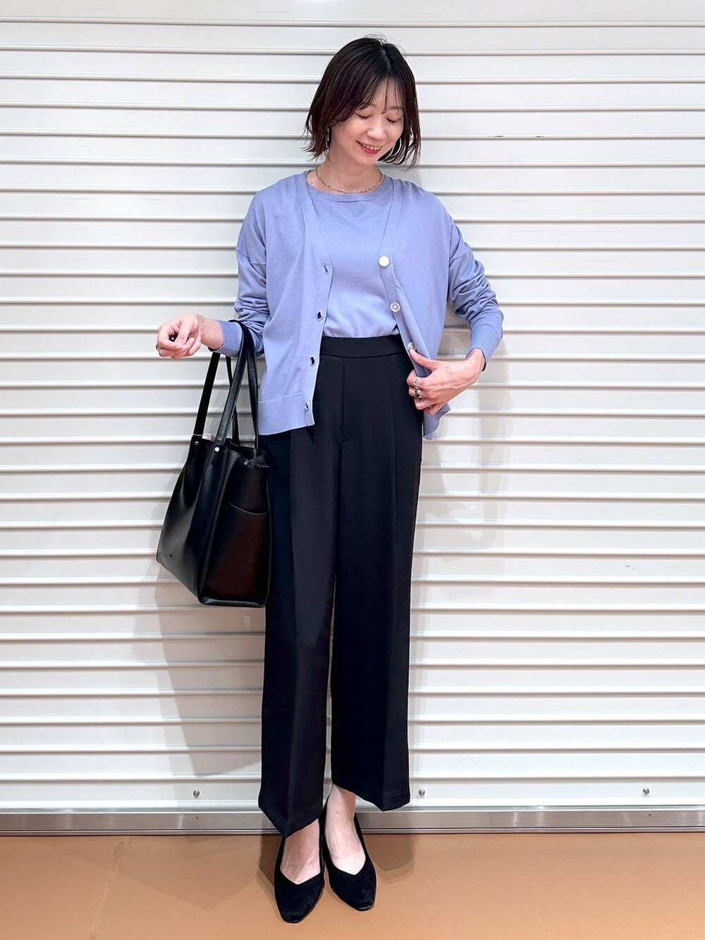 ブラック系のトートバッグ、ブルー系のその他パンツ、ブルー系のその他パンツを着用したレディースの春コーディネートの2枚目の写真