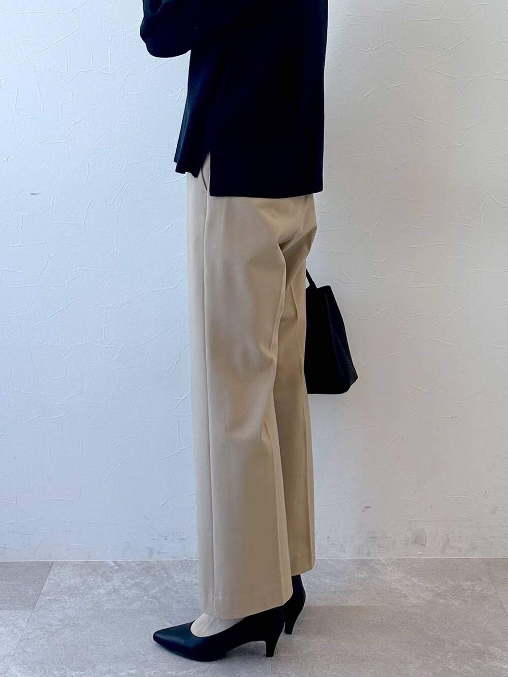 ベージュ系のその他パンツを着用したレディースの秋コーディネートの3枚目の写真