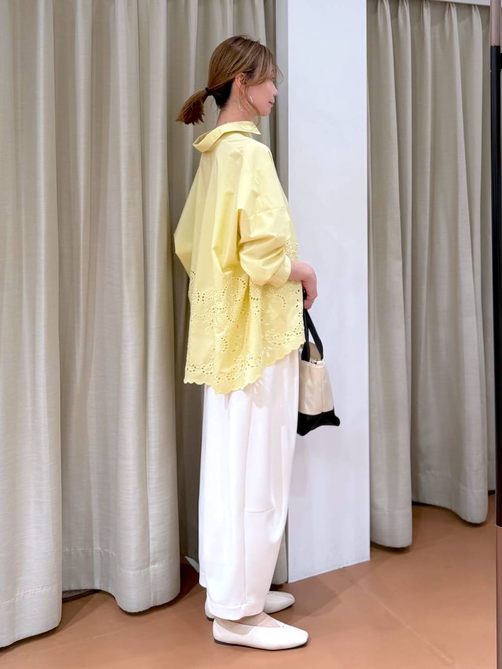 ホワイト系のパンプス、ホワイト系のその他パンツ、イエロー系のシャツ/ブラウスを着用したレディースの春コーディネートの3枚目の写真