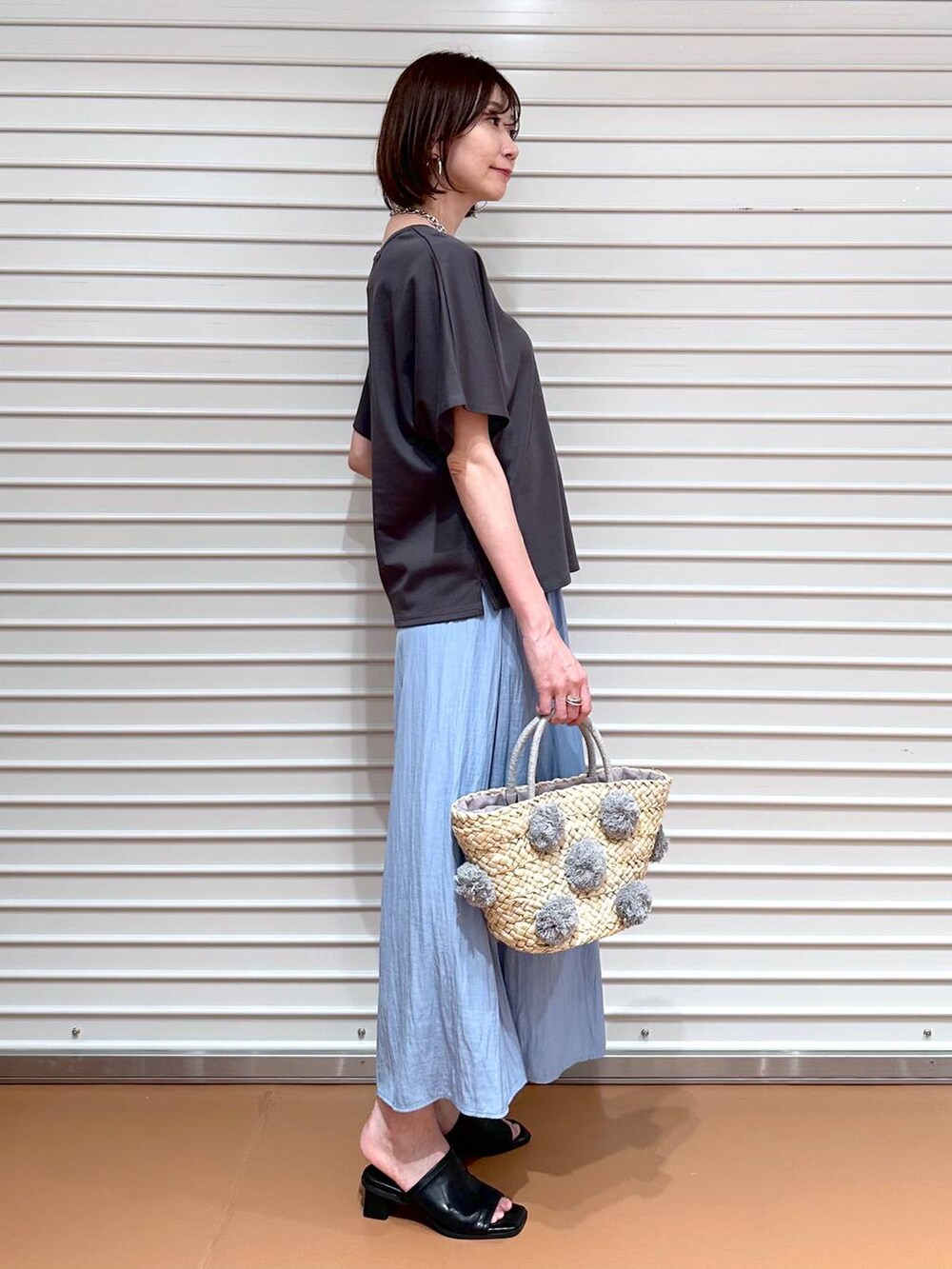 グレー系のTシャツ/カットソー、ブラック系のサンダル、ブルー系のその他パンツを着用したレディースの夏コーディネートの3枚目の写真