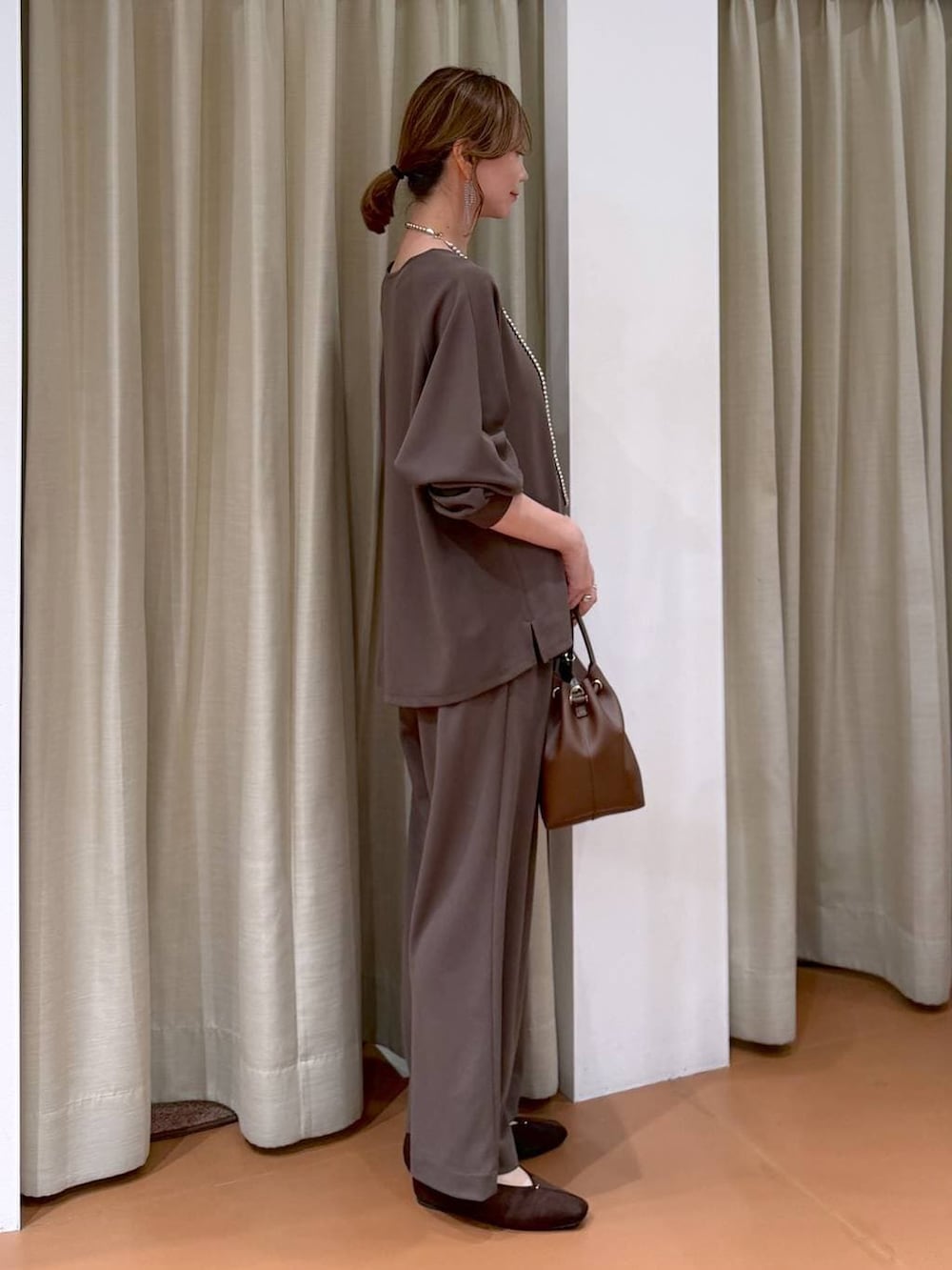 ブラウン系のその他パンツ、ブラウン系のパンプス、ブラック系のタンクトップを着用したレディースの春コーディネートの5枚目の写真