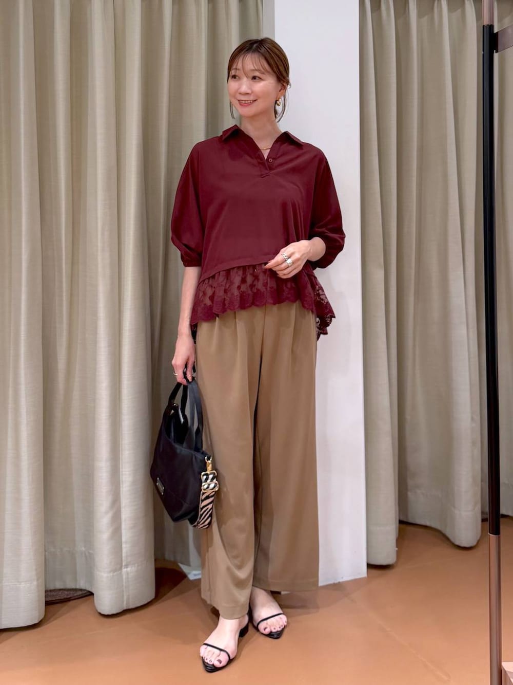 ベージュ系のその他パンツ、ブラック系のショルダーバッグ、ブラック系のサンダルを着用したレディースの秋コーディネートの2枚目の写真
