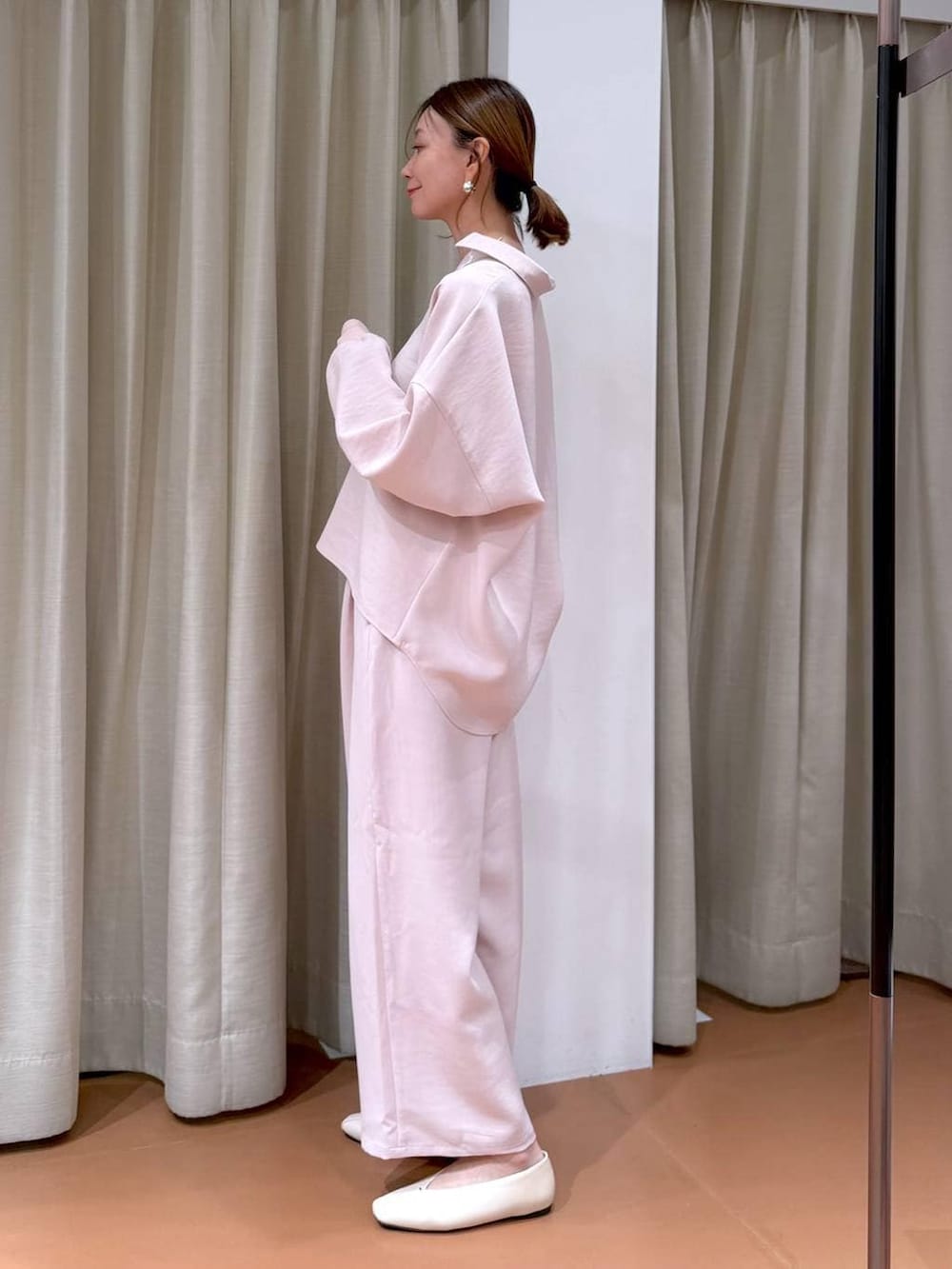 ホワイト系のハンドバッグ、ホワイト系のパンプス、ピンク系のその他パンツを着用したレディースの冬コーディネートの3枚目の写真