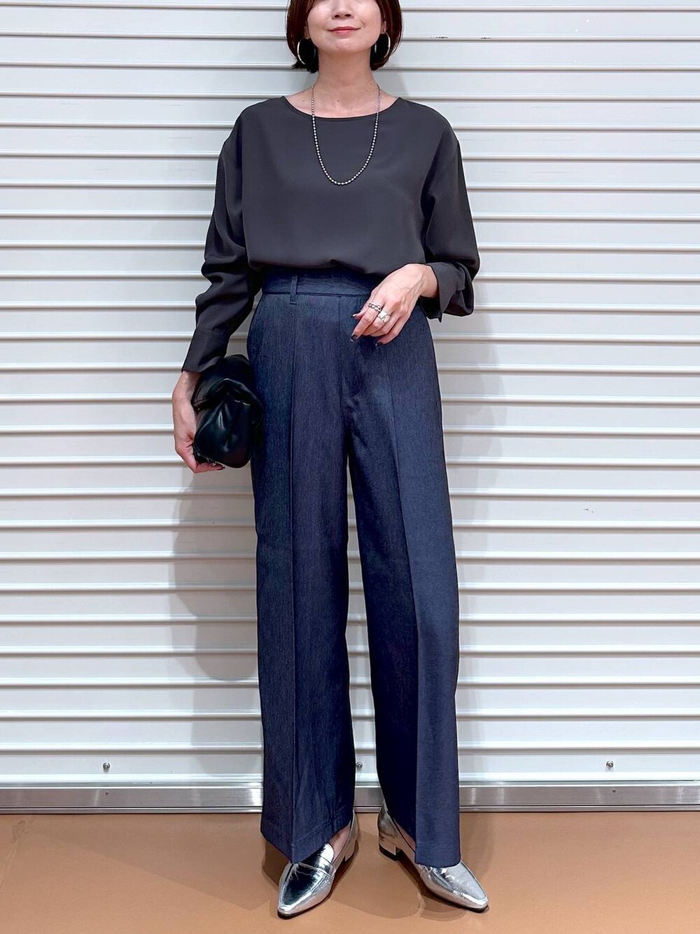 シルバー系のローファー、ブルー系のデニムパンツ、グレー系のTシャツ/カットソーを着用したレディースの秋コーディネートの5枚目の写真