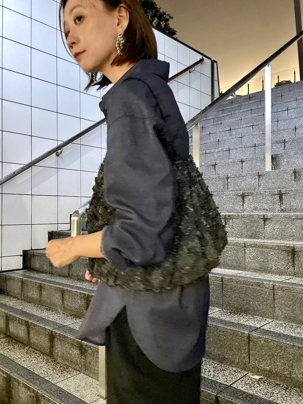 ブラック系のその他パンツ、ブルー系のシャツ/ブラウスを着用したレディースの秋コーディネートの3枚目の写真