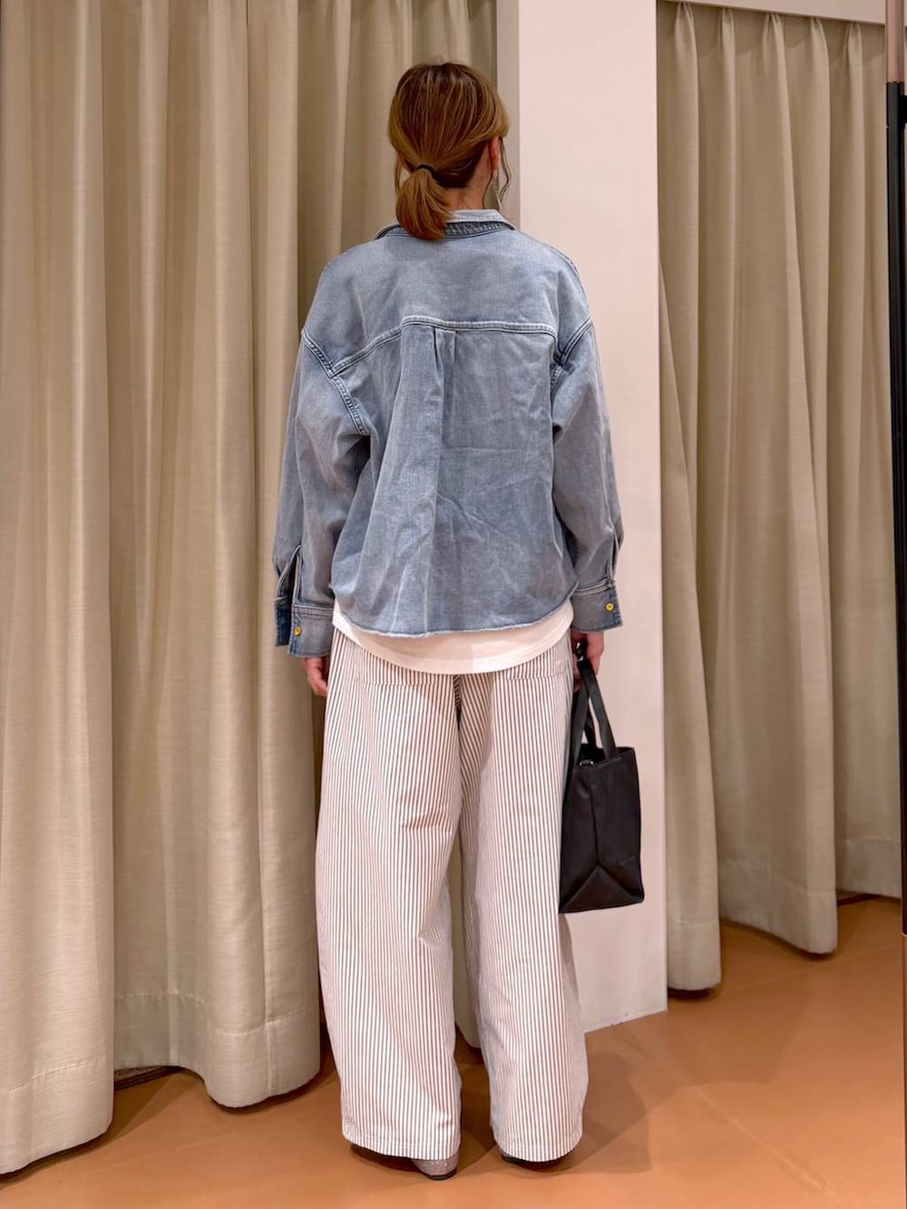 ホワイト系のTシャツ/カットソー、ブルー系のシャツ/ブラウス、ブラウン系のその他パンツを着用したレディースの春コーディネートの4枚目の写真