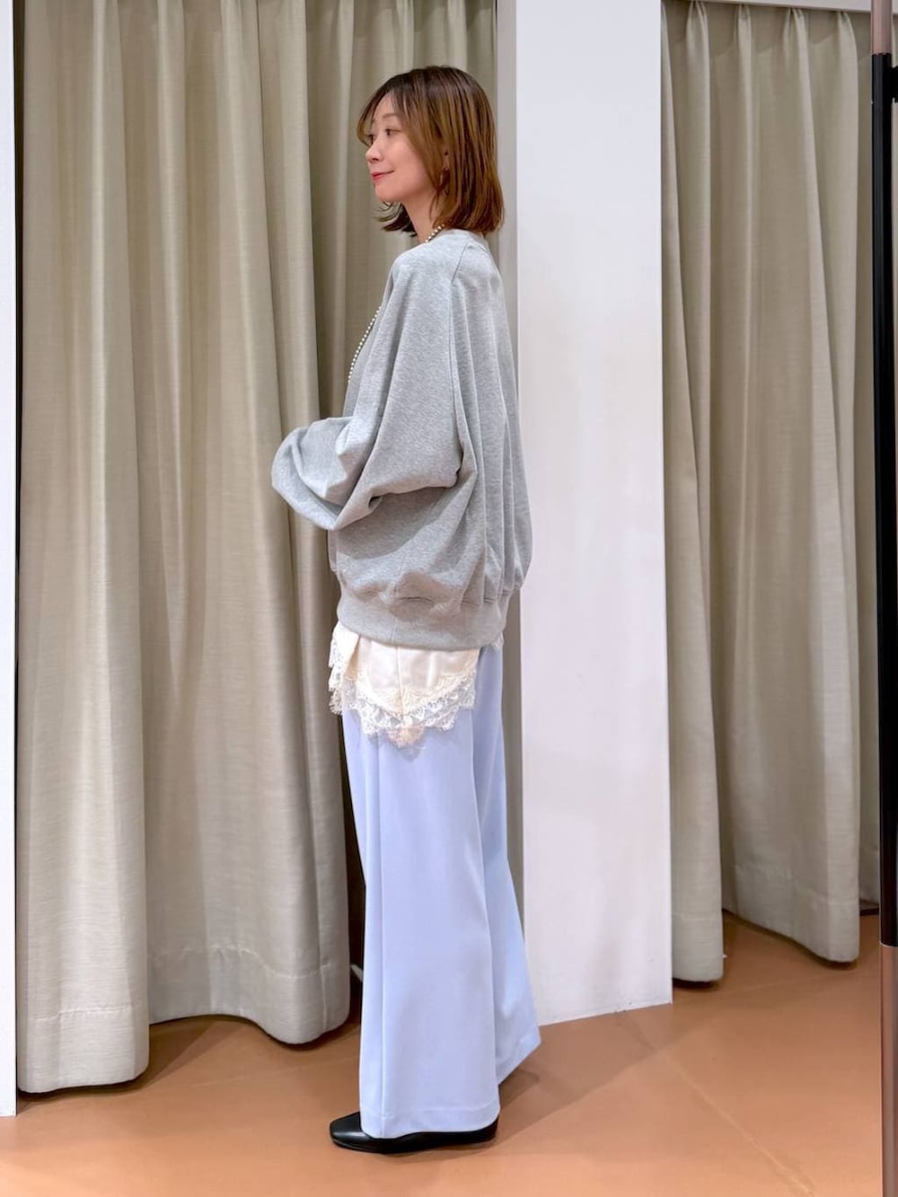 ブルー系のその他パンツ、ブラック系のパンプス、ホワイト系のキャミソールを着用したレディースの冬コーディネートの3枚目の写真