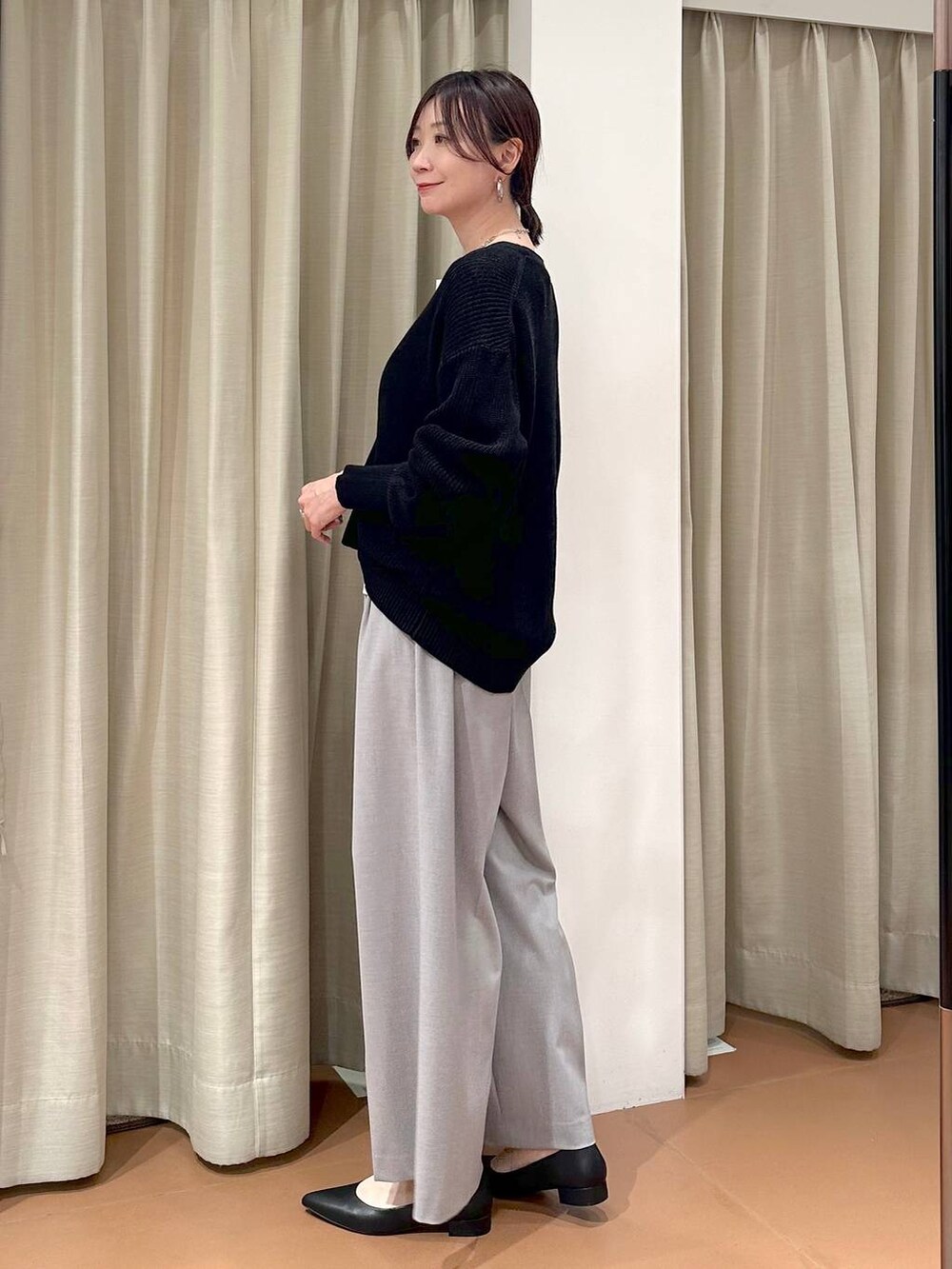 ホワイト系のTシャツ/カットソー、グレー系のその他パンツ、ブラック系のカーディガン/ボレロを着用したレディースの春コーディネートの3枚目の写真