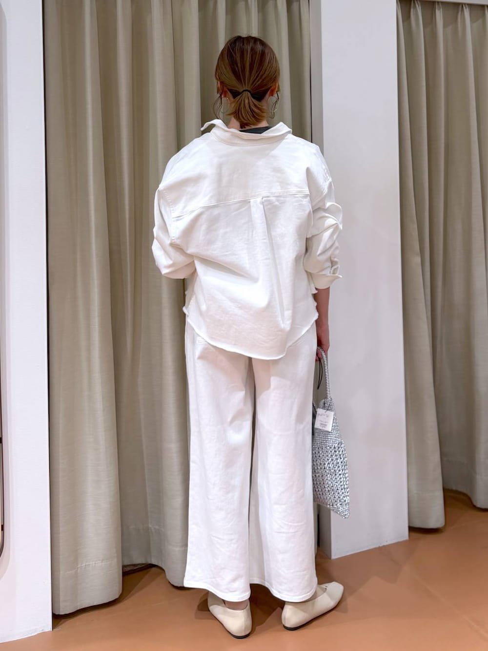 ホワイト系のパンプス、ホワイト系のデニムパンツ、ホワイト系のシャツ/ブラウスを着用したレディースの春コーディネートの4枚目の写真