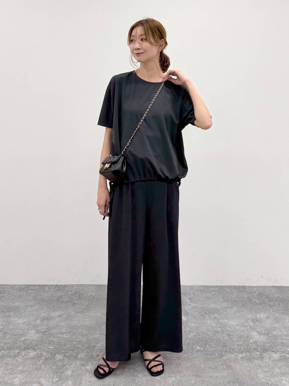 グレー系のその他パンツ、グレー系のシャツ/ブラウスを着用したレディースの春コーディネートの6枚目の写真