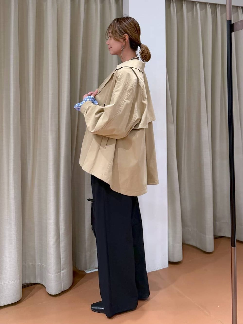 ブラック系のその他パンツ、ブラック系のパンプス、ブルー系のシャツ/ブラウスを着用したレディースの春コーディネートの3枚目の写真