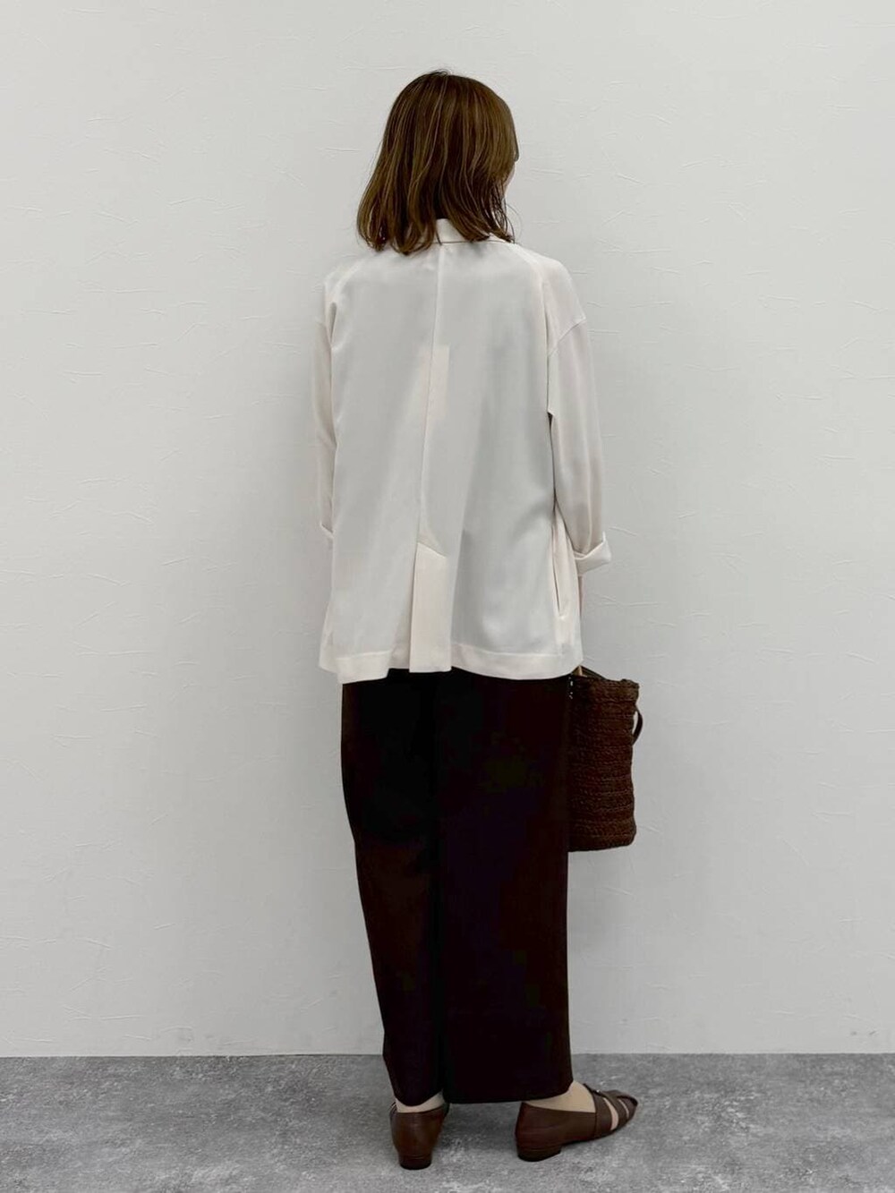 ブラウン系のパンプス、ブラウン系のその他パンツ、ホワイト系のテーラードジャケットを着用したレディースの春コーディネートの4枚目の写真