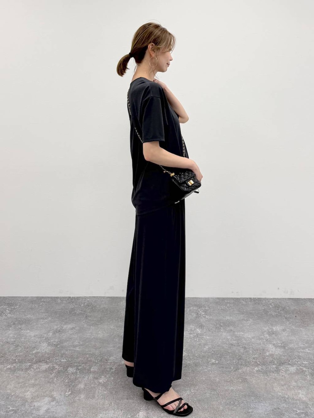 グレー系のその他パンツ、グレー系のシャツ/ブラウスを着用したレディースの春コーディネートの3枚目の写真