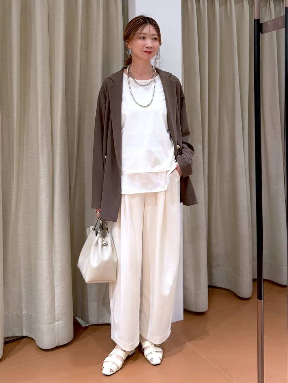 ホワイト系のその他パンツ、ホワイト系のパンプス、ホワイト系のTシャツ/カットソーを着用したレディースの春コーディネートの2枚目の写真