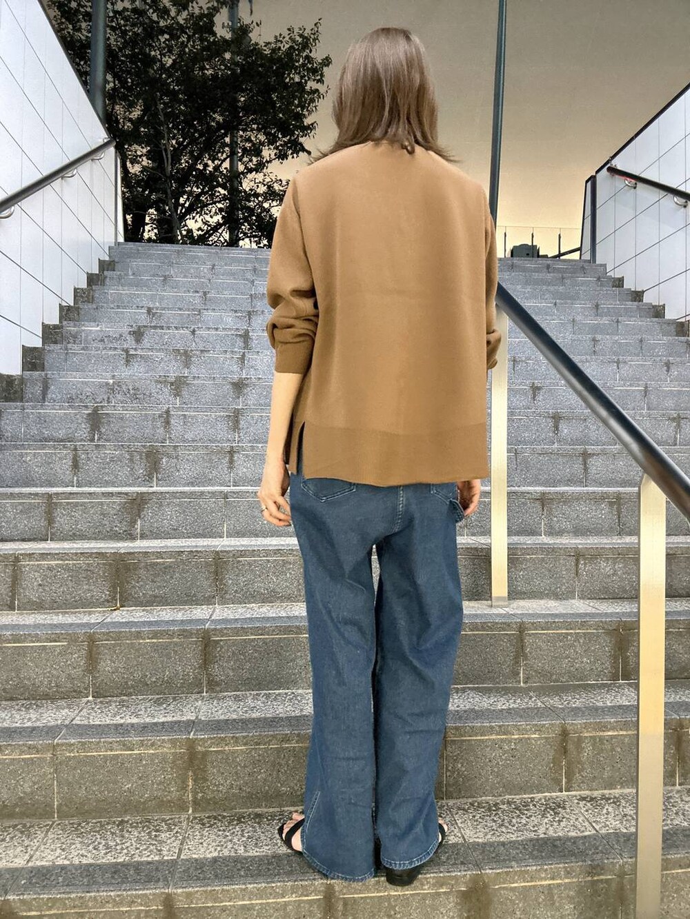 ブラウン系のニット/セーター、ブラウン系のカーディガン/ボレロ、ブルー系のサロペット/オーバーオールを着用したレディースの夏コーディネートの7枚目の写真