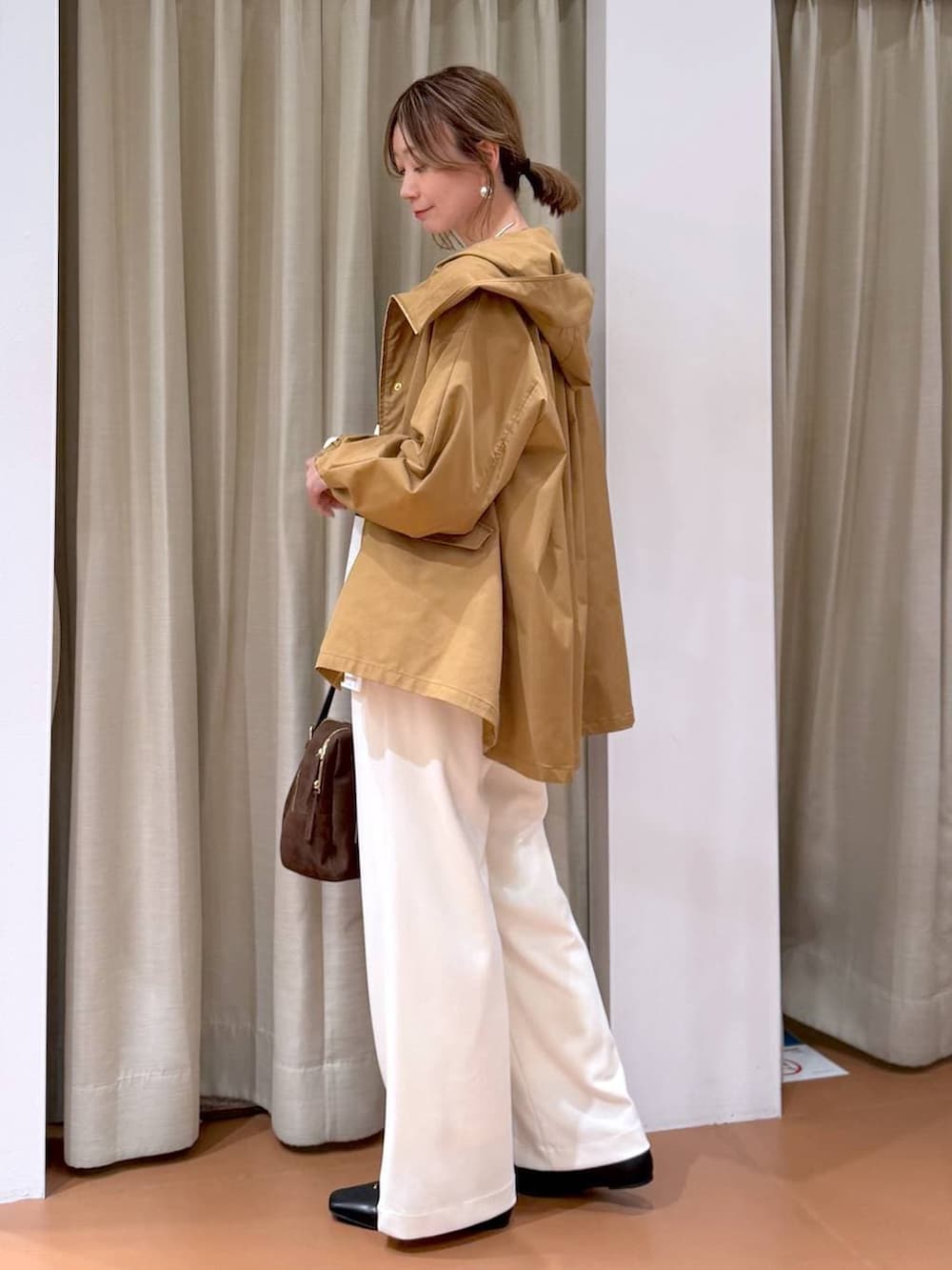 ホワイト系のニット/セーター、ホワイト系のその他パンツ、ブラック系のパンプスを着用したレディースの冬コーディネートの3枚目の写真