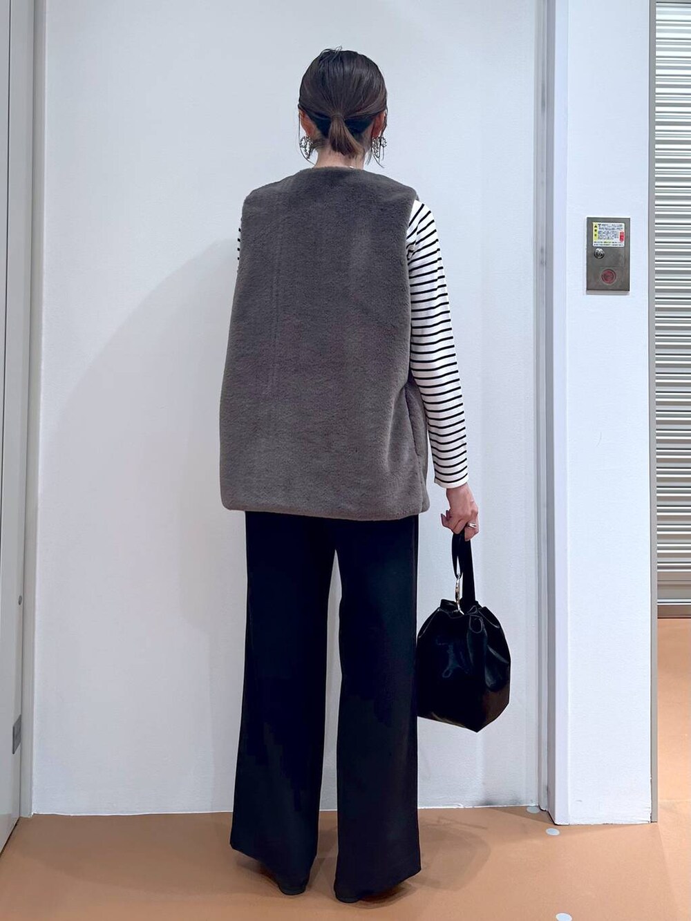 ブラック系のニット/セーター、ブラック系のパンプス、ブラック系のその他パンツを着用したレディースの秋コーディネートの4枚目の写真