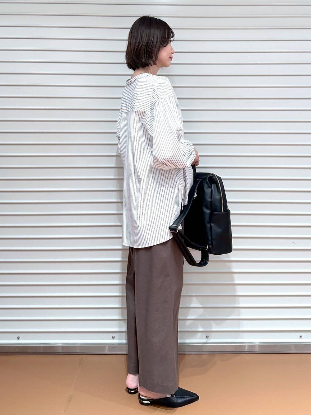 ブラウン系のその他パンツ、ブラウン系のその他パンツ、ホワイト系のシャツ/ブラウスを着用したレディースの春コーディネートの2枚目の写真