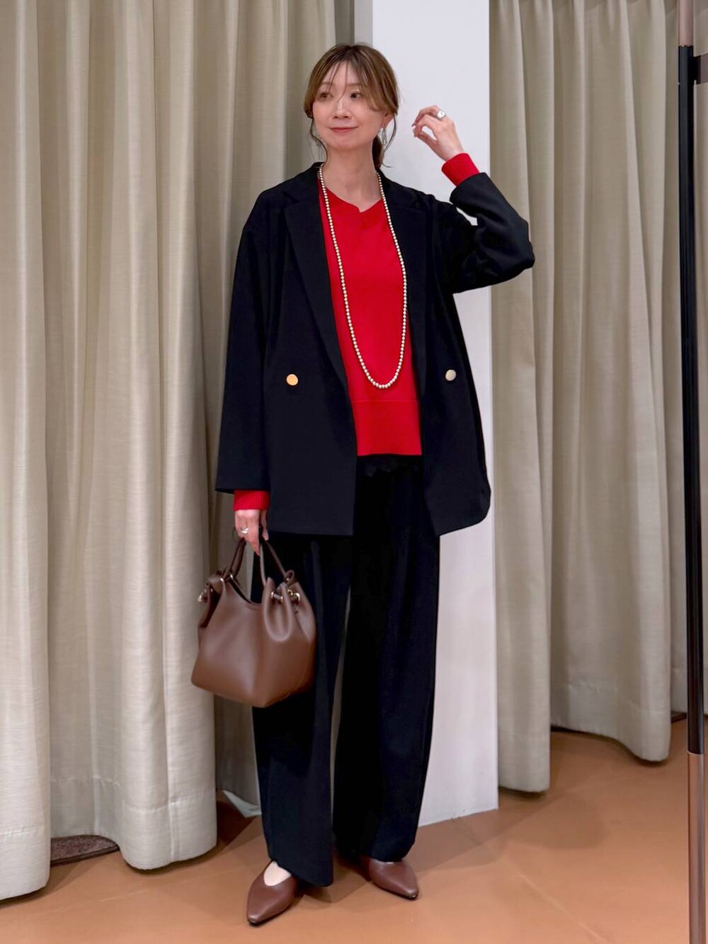 ブラック系のタンクトップ、ブラック系のその他パンツ、レッド系のTシャツ/カットソーを着用したレディースの春コーディネートの2枚目の写真