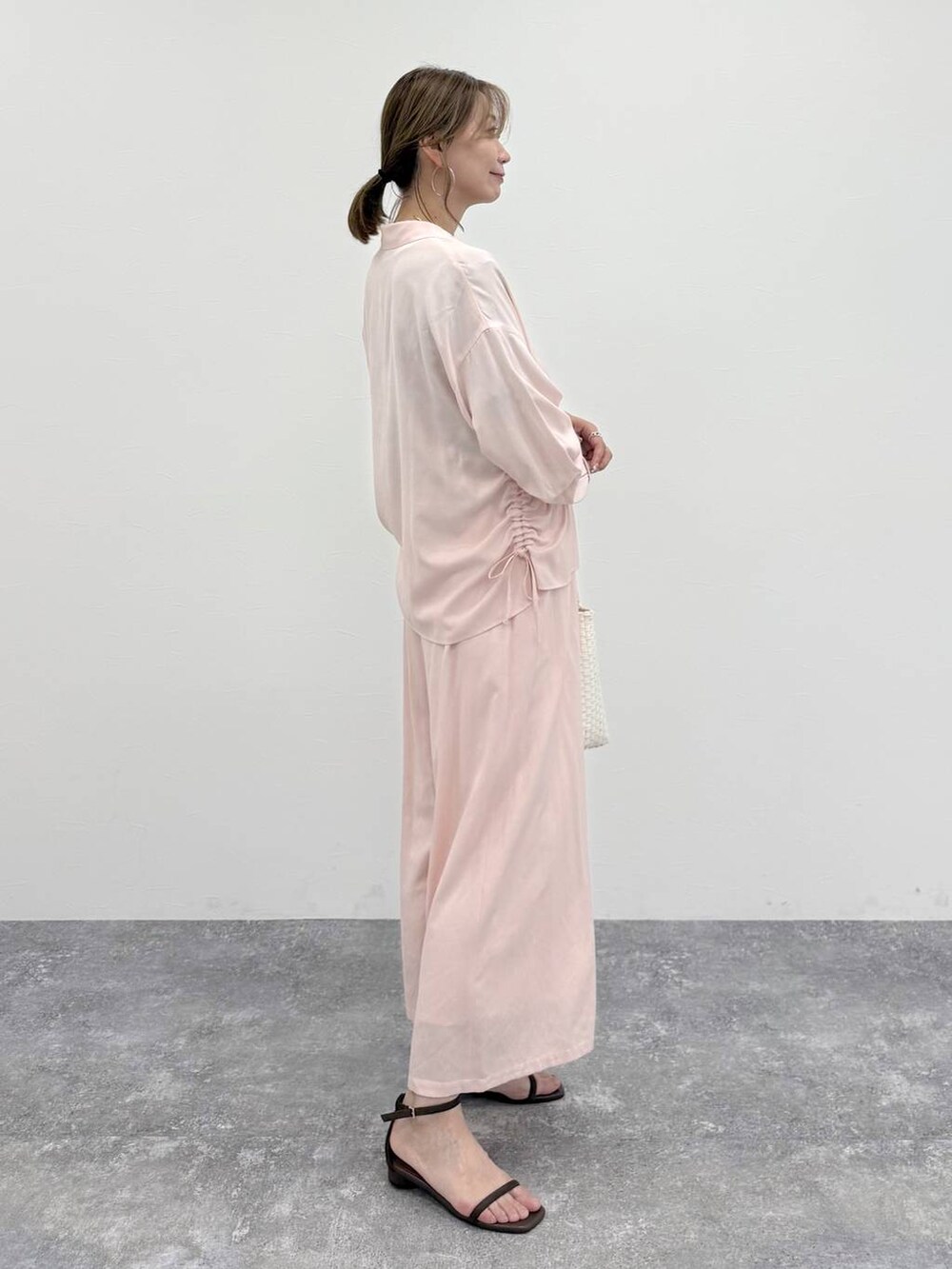 ピンク系のその他パンツ、ピンク系のシャツ/ブラウス、シルバー系のネックレスを着用したレディースの春コーディネートの5枚目の写真