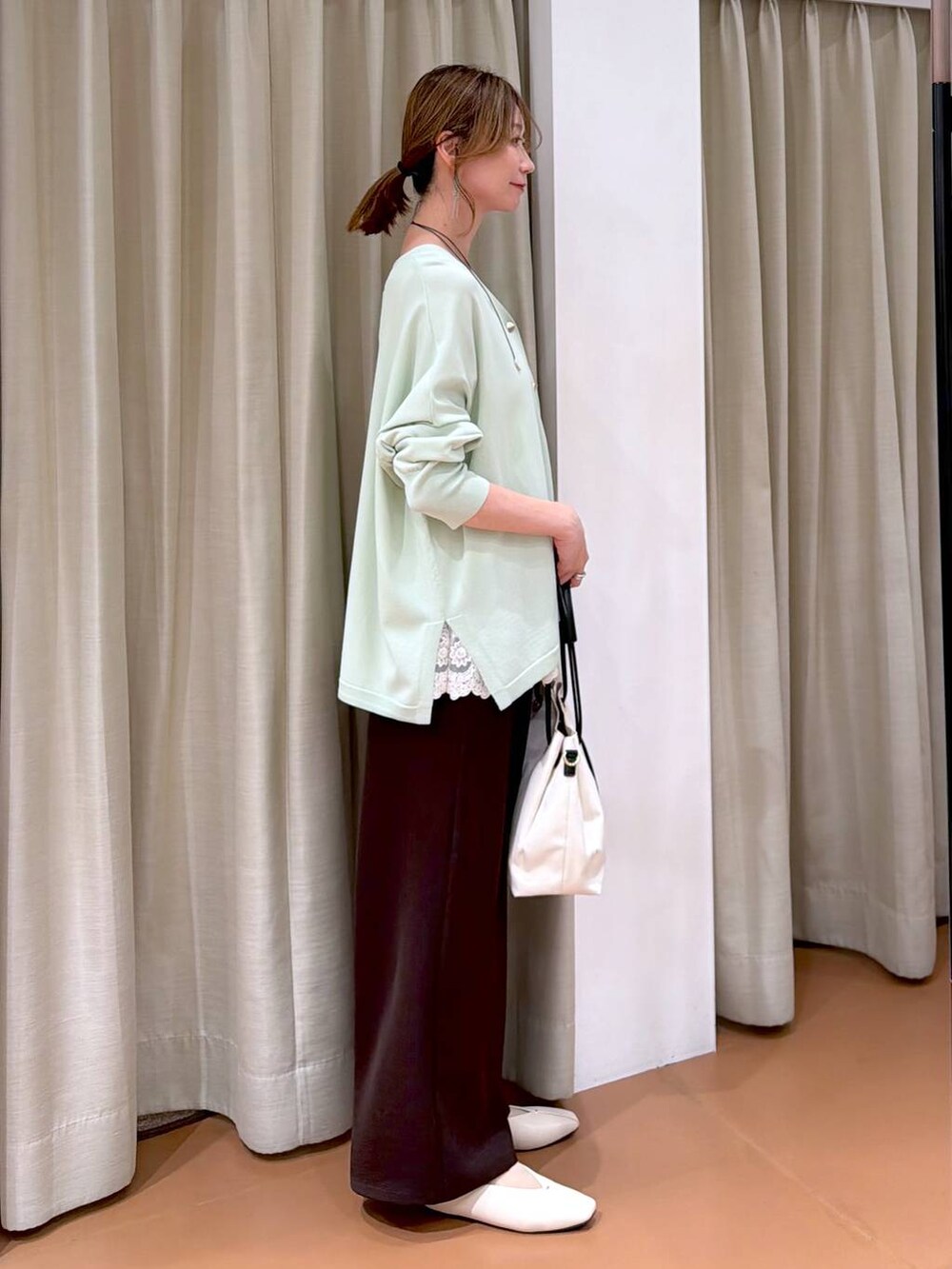 ホワイト系のパンプス、ホワイト系のタンクトップ、ホワイト系のトートバッグを着用したレディースの春コーディネートの5枚目の写真