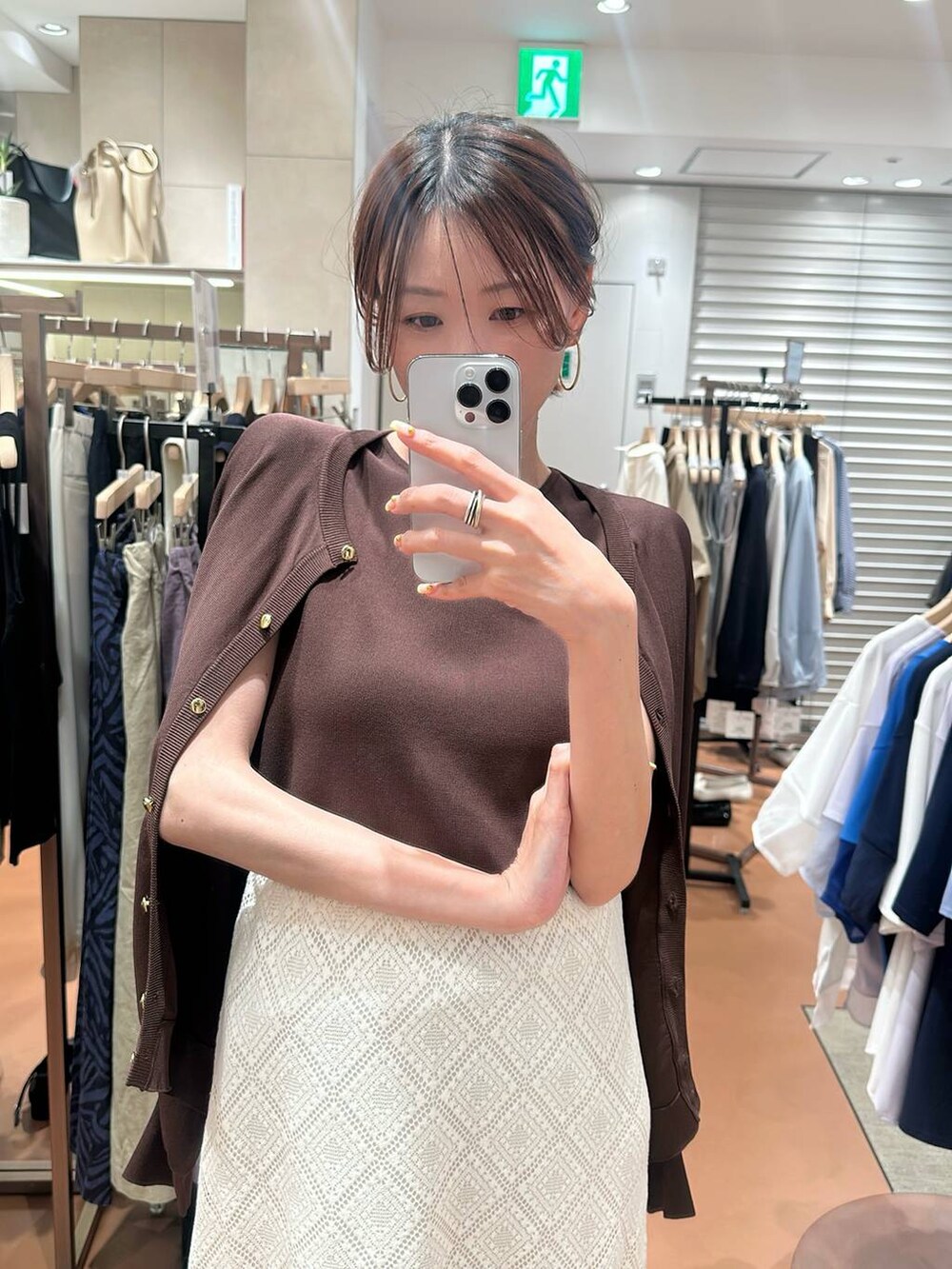 ブラウン系のカーディガン/ボレロ、ブラウン系のニット/セーター、ホワイト系のパンプスを着用したレディースの春コーディネートの8枚目の写真