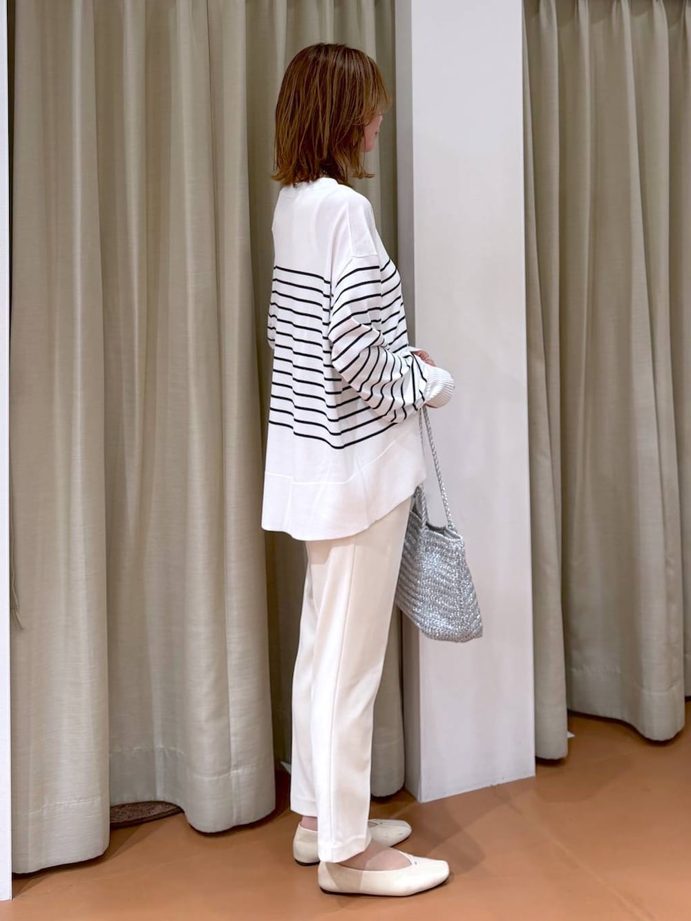 ホワイト系のその他パンツ、ホワイト系のパンプス、ホワイト系のタンクトップを着用したレディースの春コーディネートの5枚目の写真