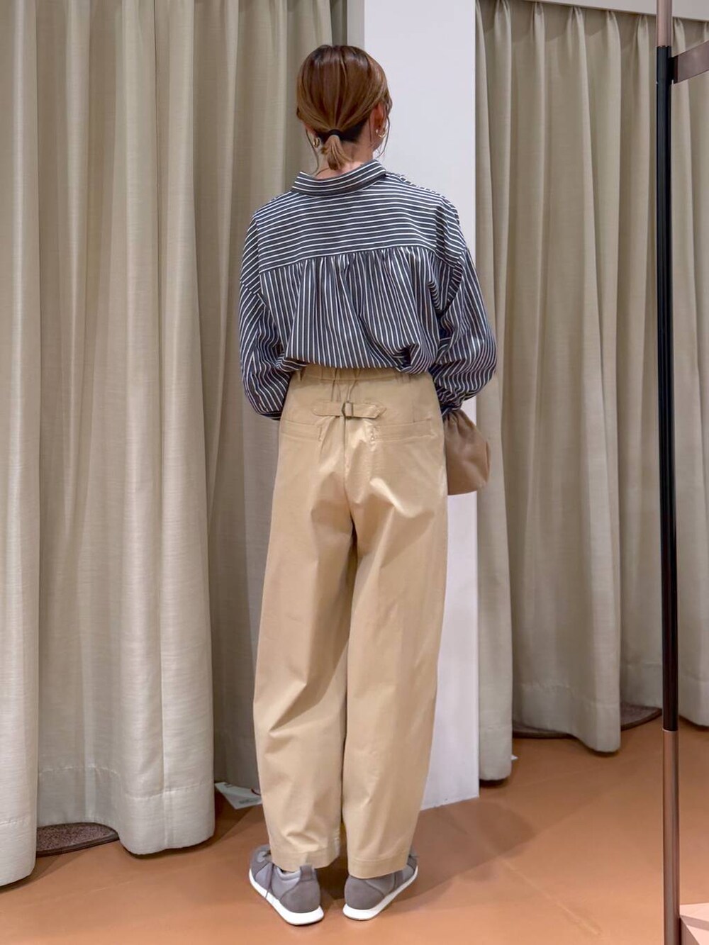 ベージュ系のその他パンツ、その他のシャツ/ブラウス、ベージュ系のショルダーバッグを着用したレディースの秋コーディネートの4枚目の写真