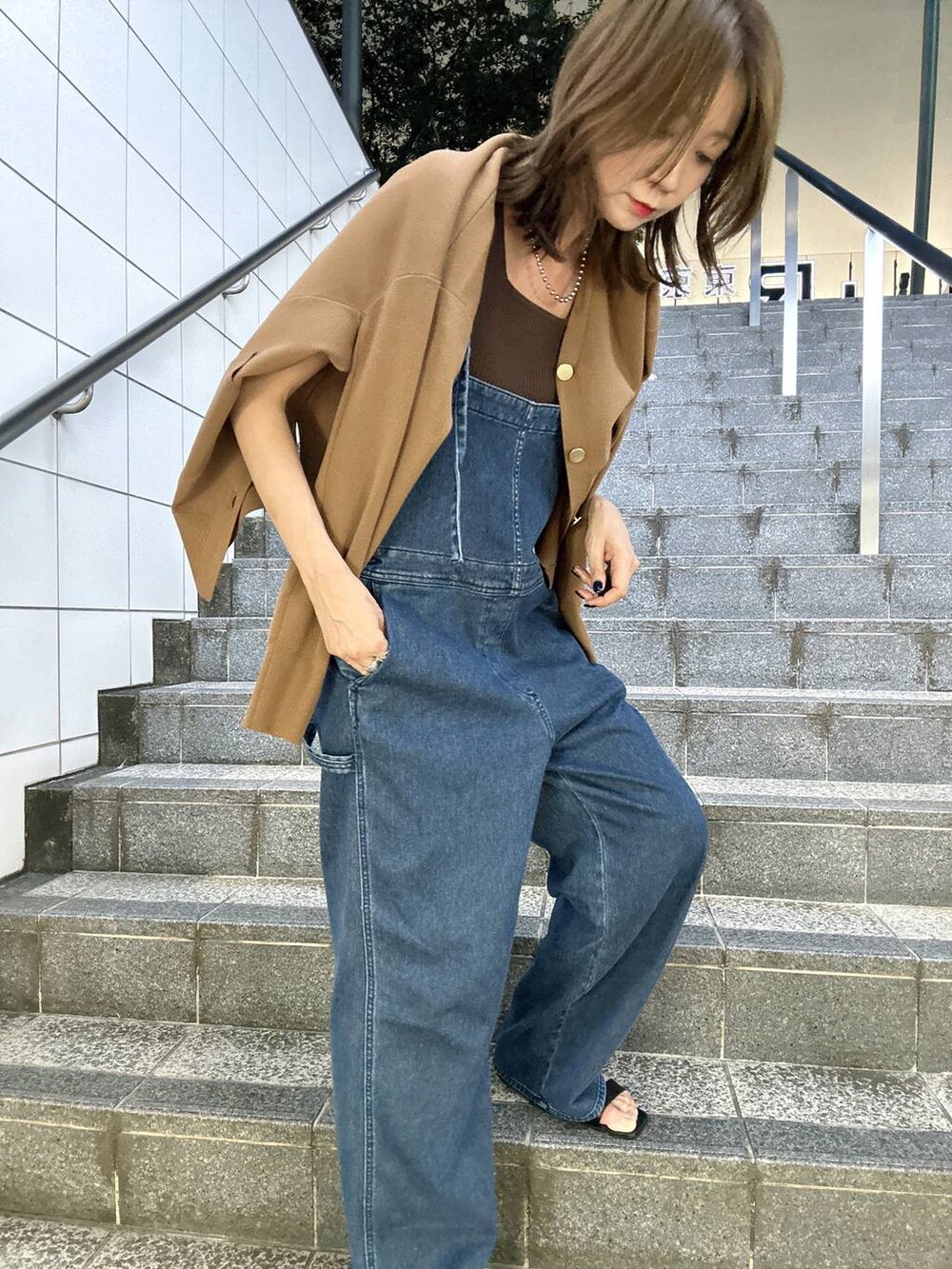 ブラウン系のニット/セーター、ブラウン系のカーディガン/ボレロ、ブルー系のサロペット/オーバーオールを着用したレディースの夏コーディネートの8枚目の写真