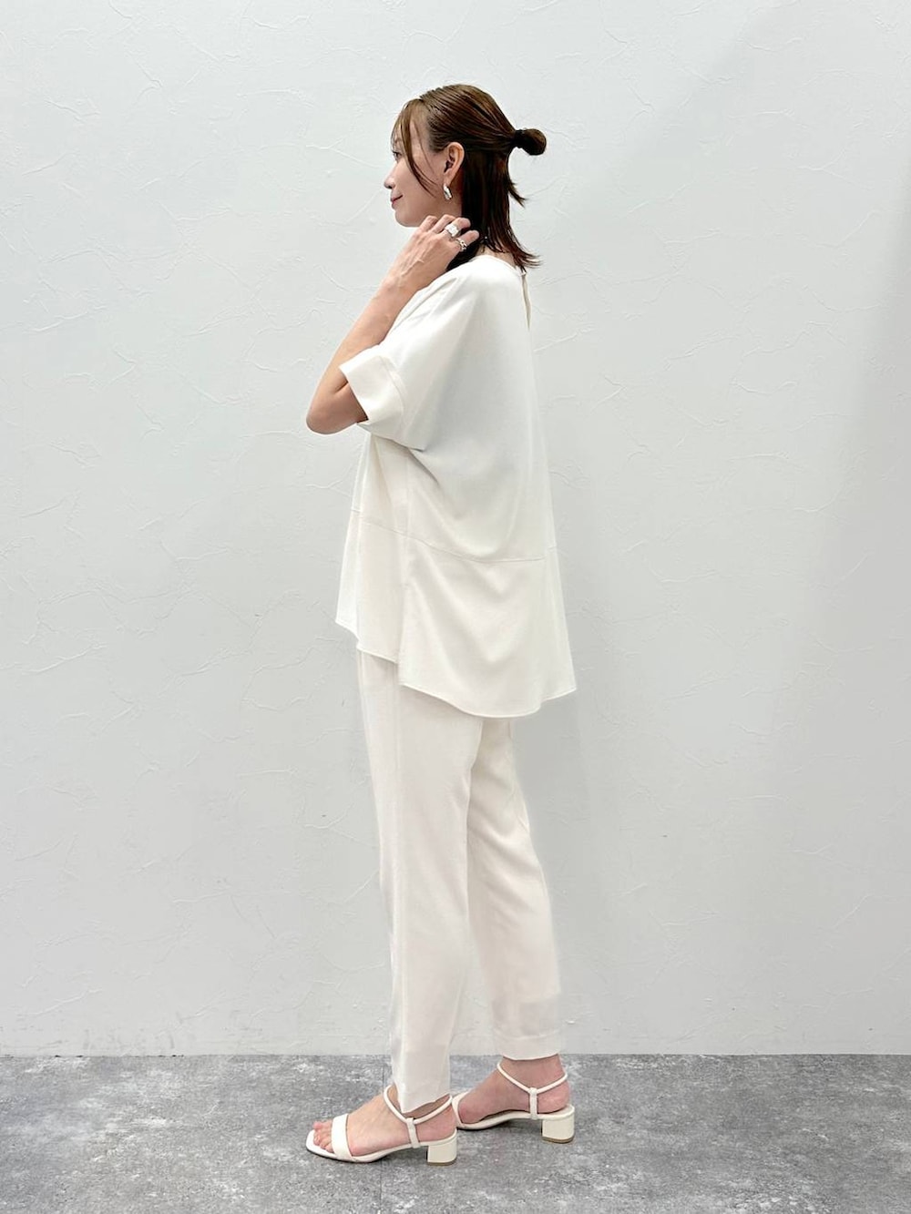 ホワイト系のその他パンツ、ホワイト系のシャツ/ブラウス、シルバー系のトートバッグを着用したレディースの夏コーディネートの3枚目の写真