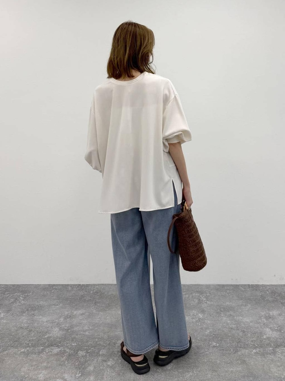 ブルー系のデニムパンツ、ホワイト系のシャツ/ブラウスを着用したレディースの春コーディネートの4枚目の写真