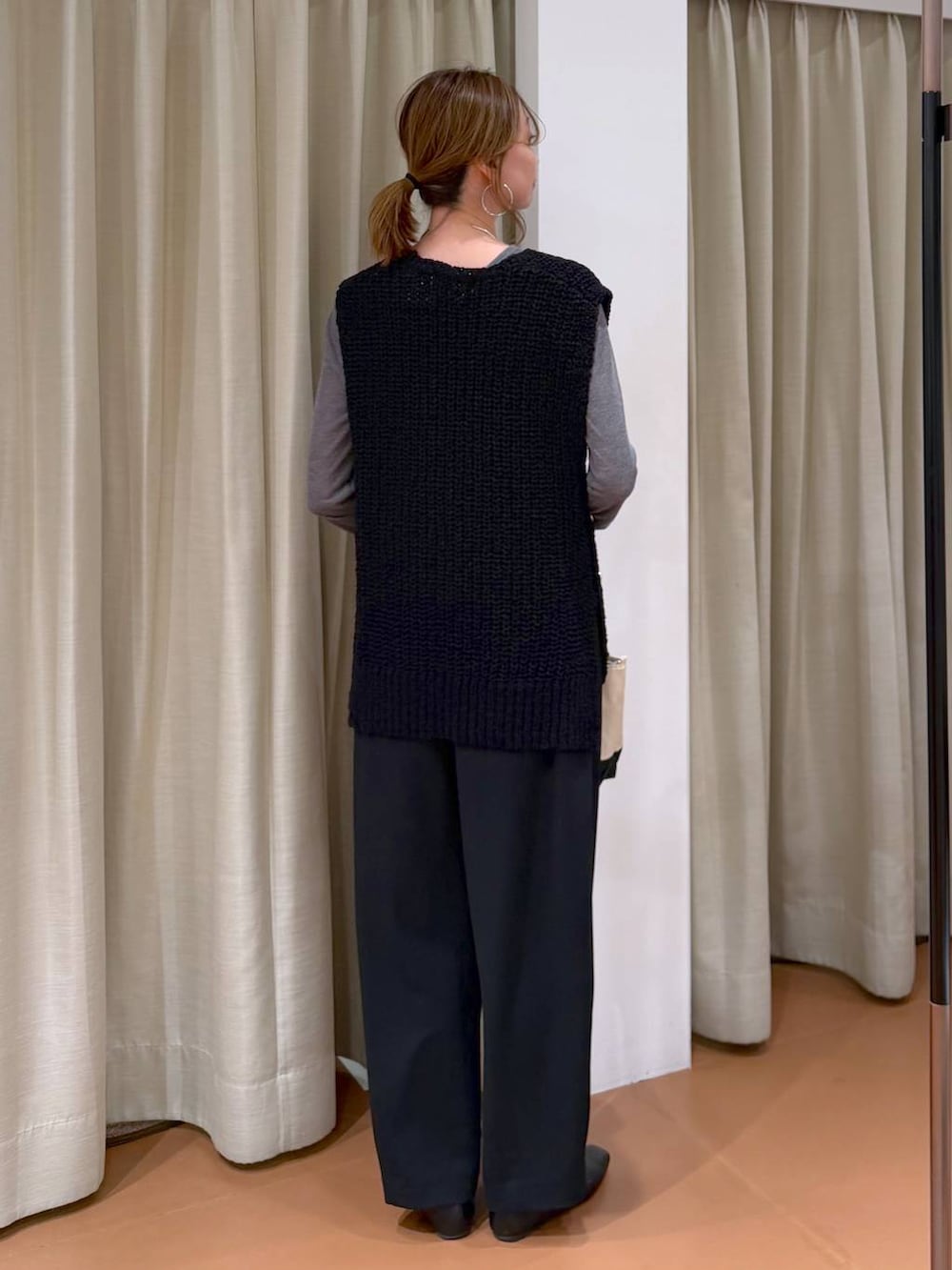 ブラック系のパンプス、ブラック系のその他パンツ、ブラック系のベストを着用したレディースの春コーディネートの4枚目の写真