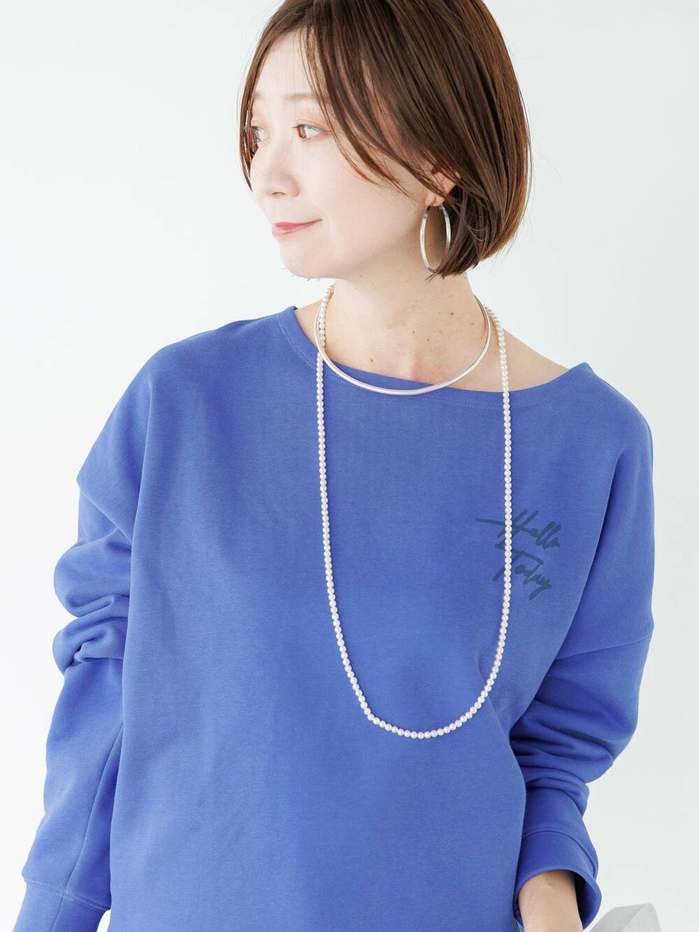 シルバー系のローファー、ブルー系のデニムパンツを着用したレディースの秋コーディネートの9枚目の写真