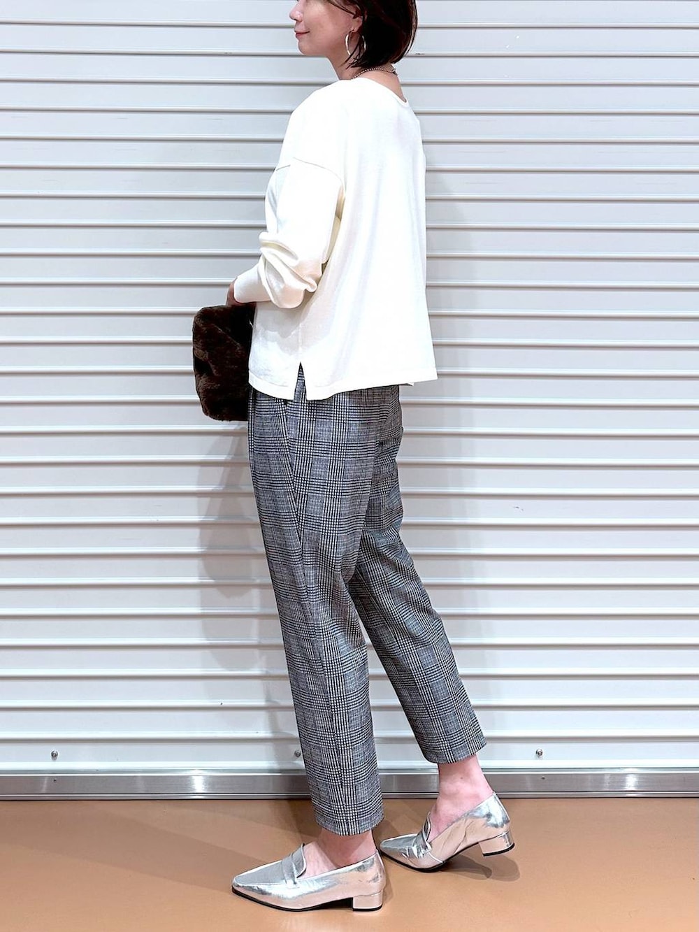ブラック系のその他パンツ、シルバー系のローファー、シルバー系のネックレスを着用したレディースの秋コーディネートの6枚目の写真
