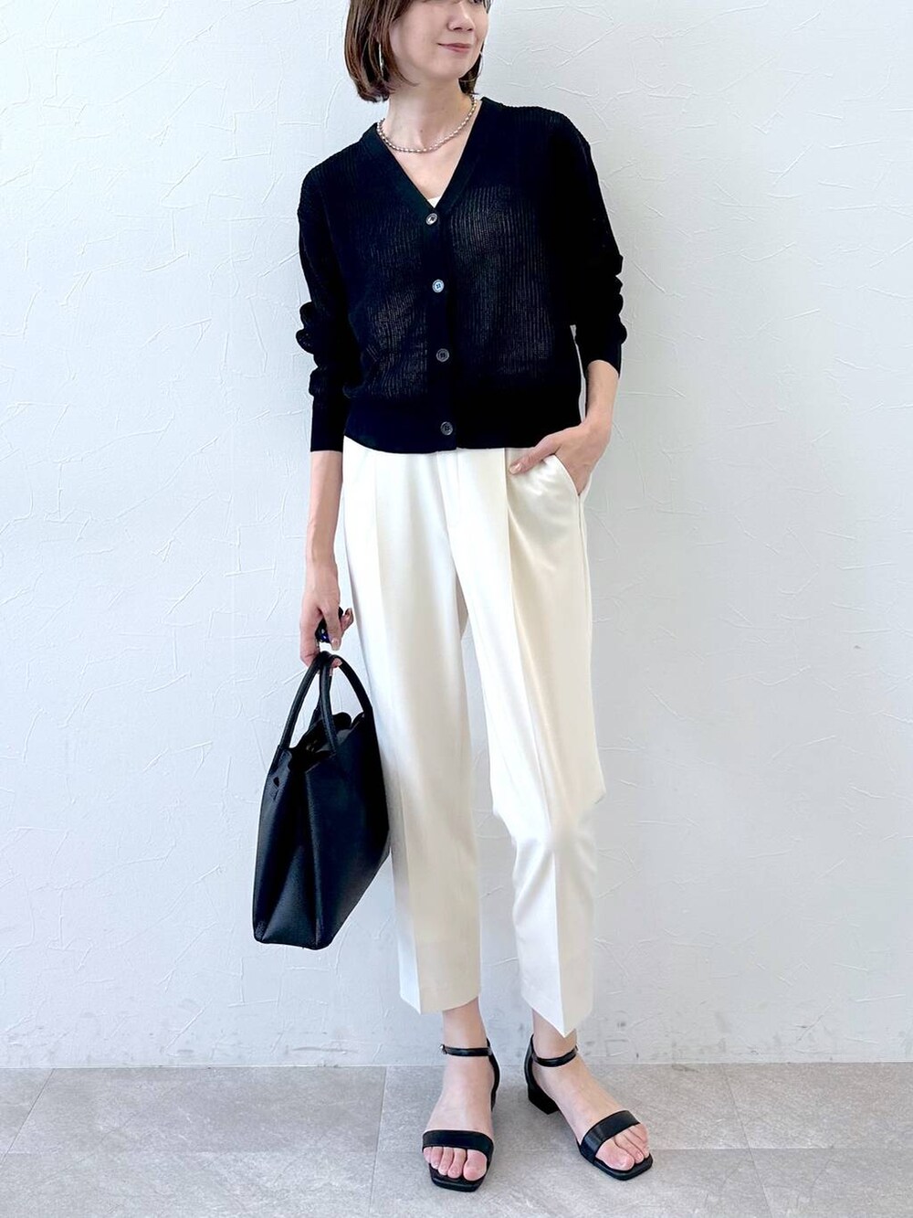 ホワイト系のその他パンツ、ホワイト系のその他パンツ、ブラック系のサンダルを着用したレディースの夏コーディネートの5枚目の写真